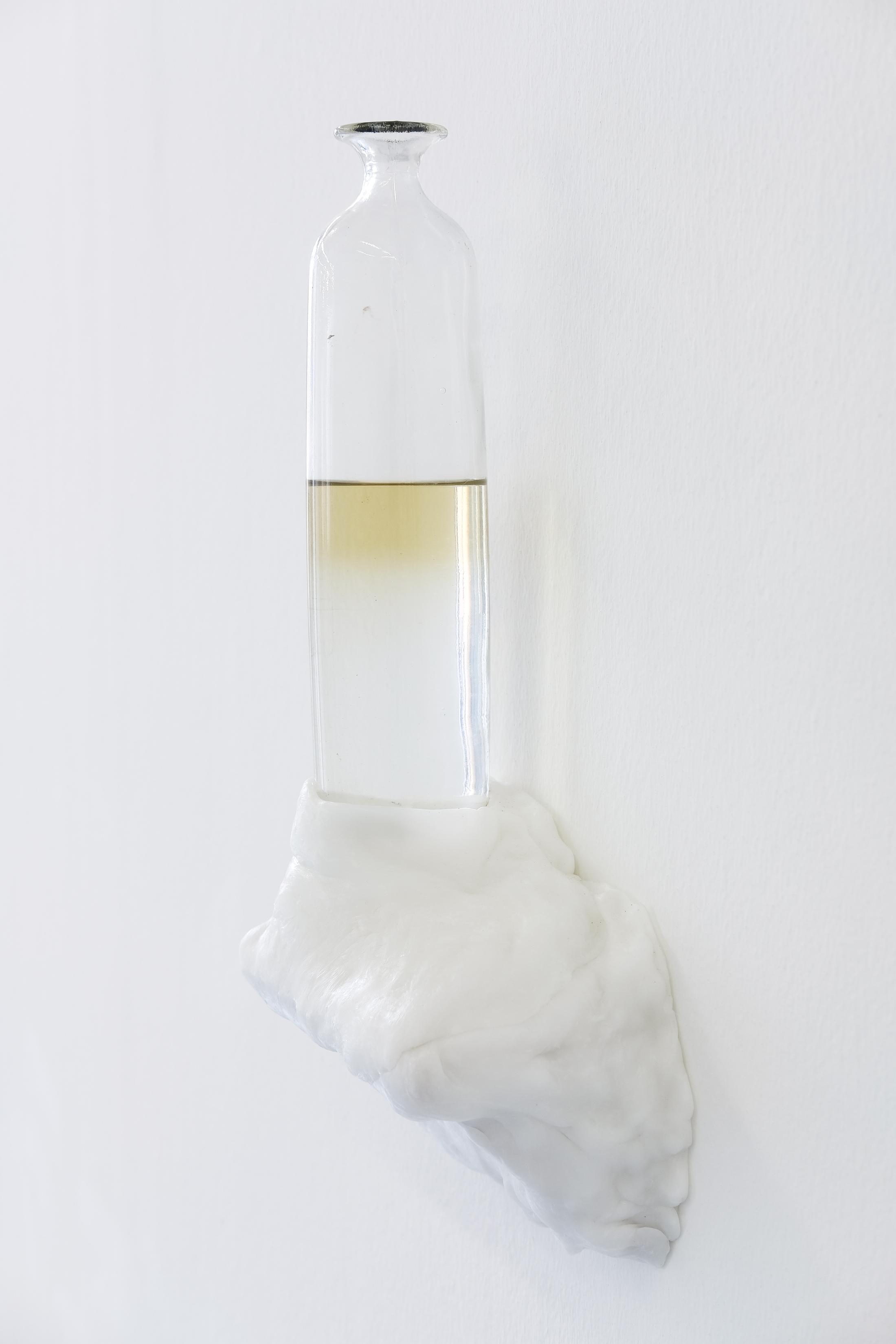 Exhibition View Julien Creuzet Soloshow «Il pleut encore, des minis gouttelettes (…)» at CAN, Neuchâtel, 2019 / Photo: Sebastian Verdon / Courtesy: the artist and CAN