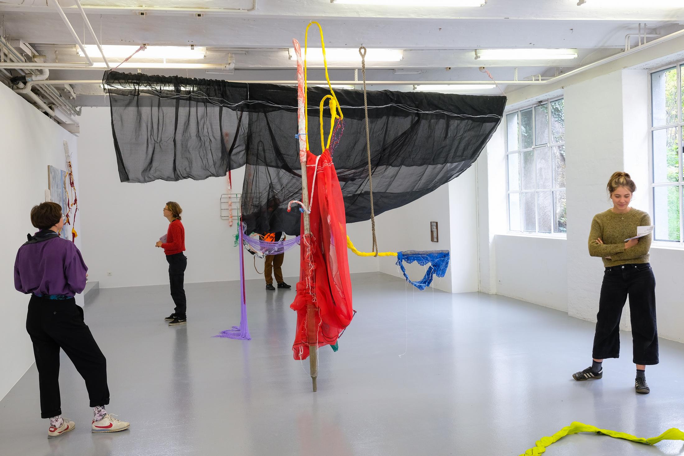 Exhibition View Julien Creuzet Soloshow «Il pleut encore, des minis gouttelettes (…)» at CAN, Neuchâtel, 2019 / Photo: Sebastian Verdon / Courtesy: the artist and CAN