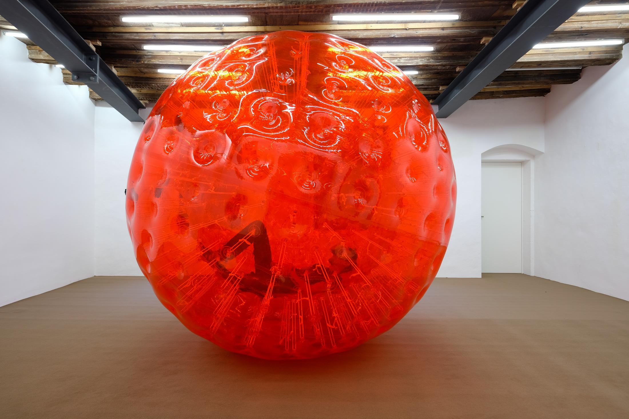 Exhibition View Julien Creuzet Soloshow «Il pleut encore, des minis gouttelettes (…)» at CAN, Neuchâtel, 2019 / Photo: Sebastian Verdon / Courtesy: the artist and CAN