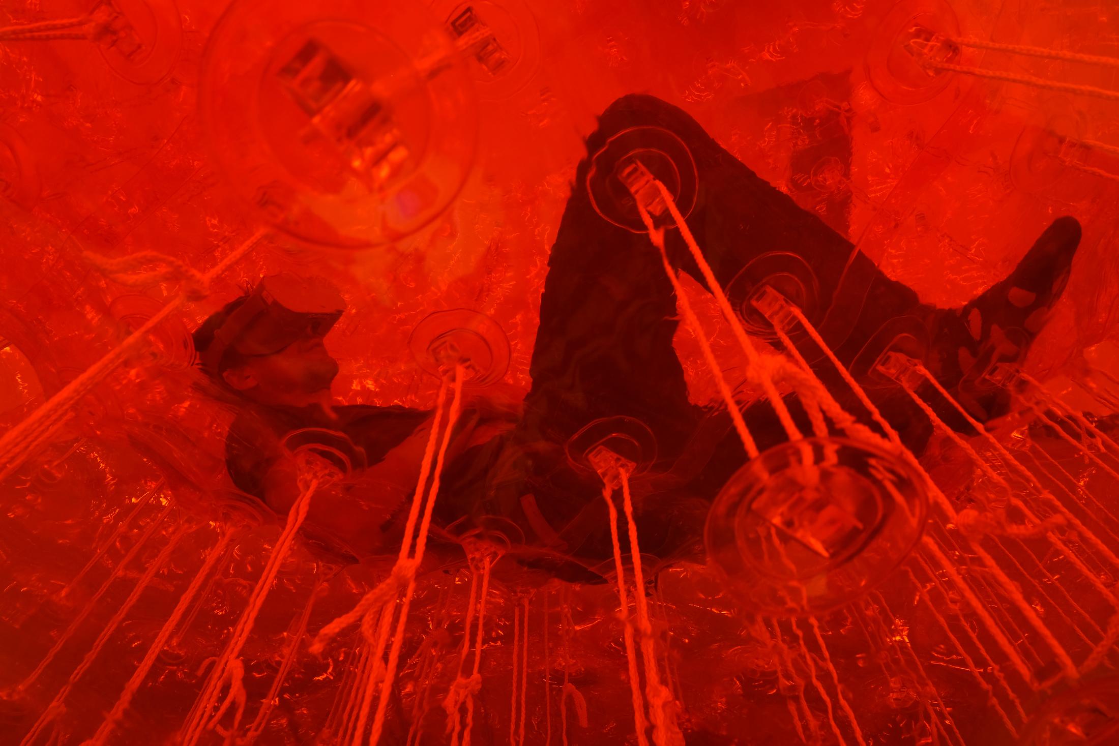 Exhibition View Julien Creuzet Soloshow «Il pleut encore, des minis gouttelettes (…)» at CAN, Neuchâtel, 2019 / Photo: Sebastian Verdon / Courtesy: the artist and CAN