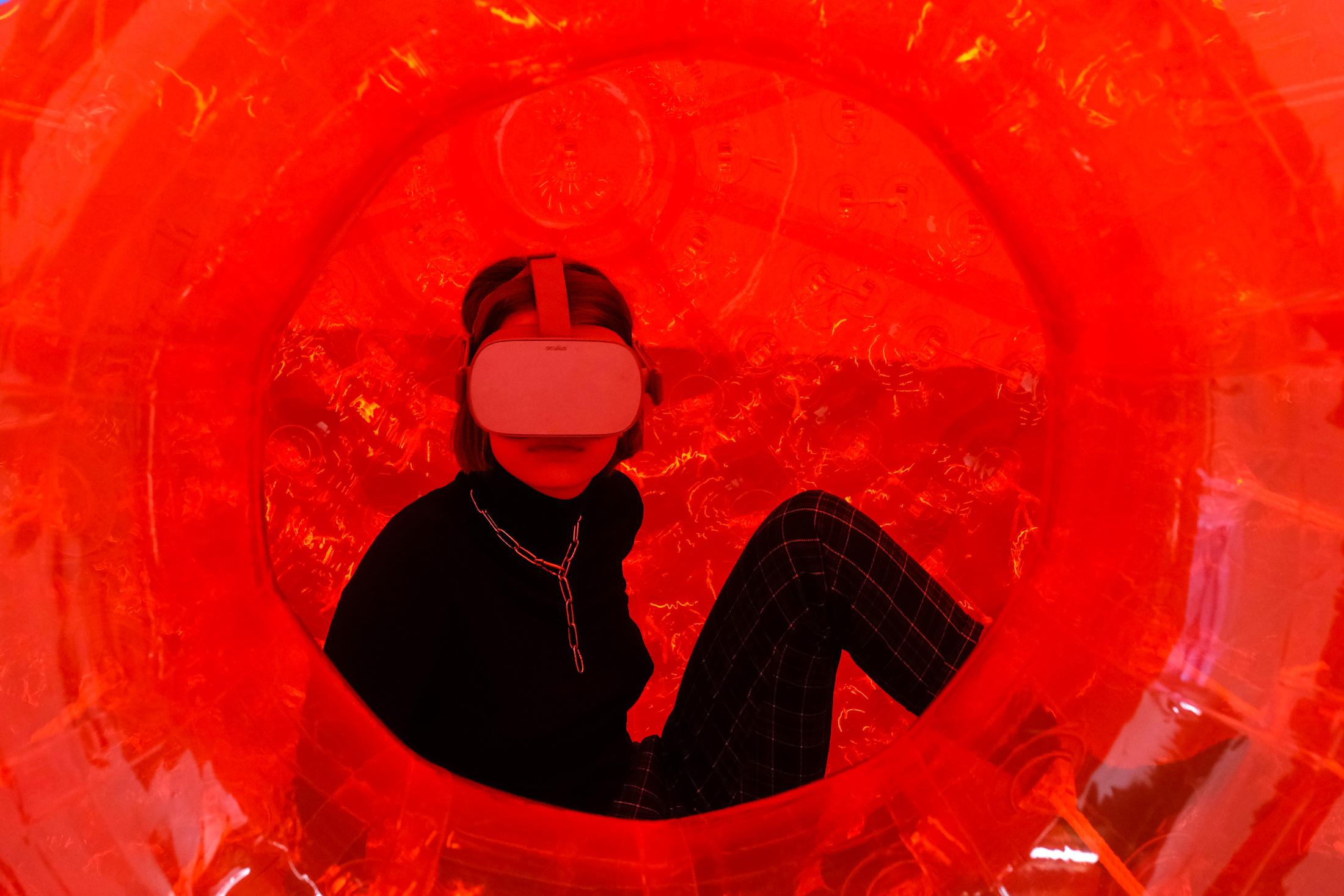 Exhibition View Julien Creuzet Soloshow «Il pleut encore, des minis gouttelettes (…)» at CAN, Neuchâtel, 2019 / Photo: Sebastian Verdon / Courtesy: the artist and CAN