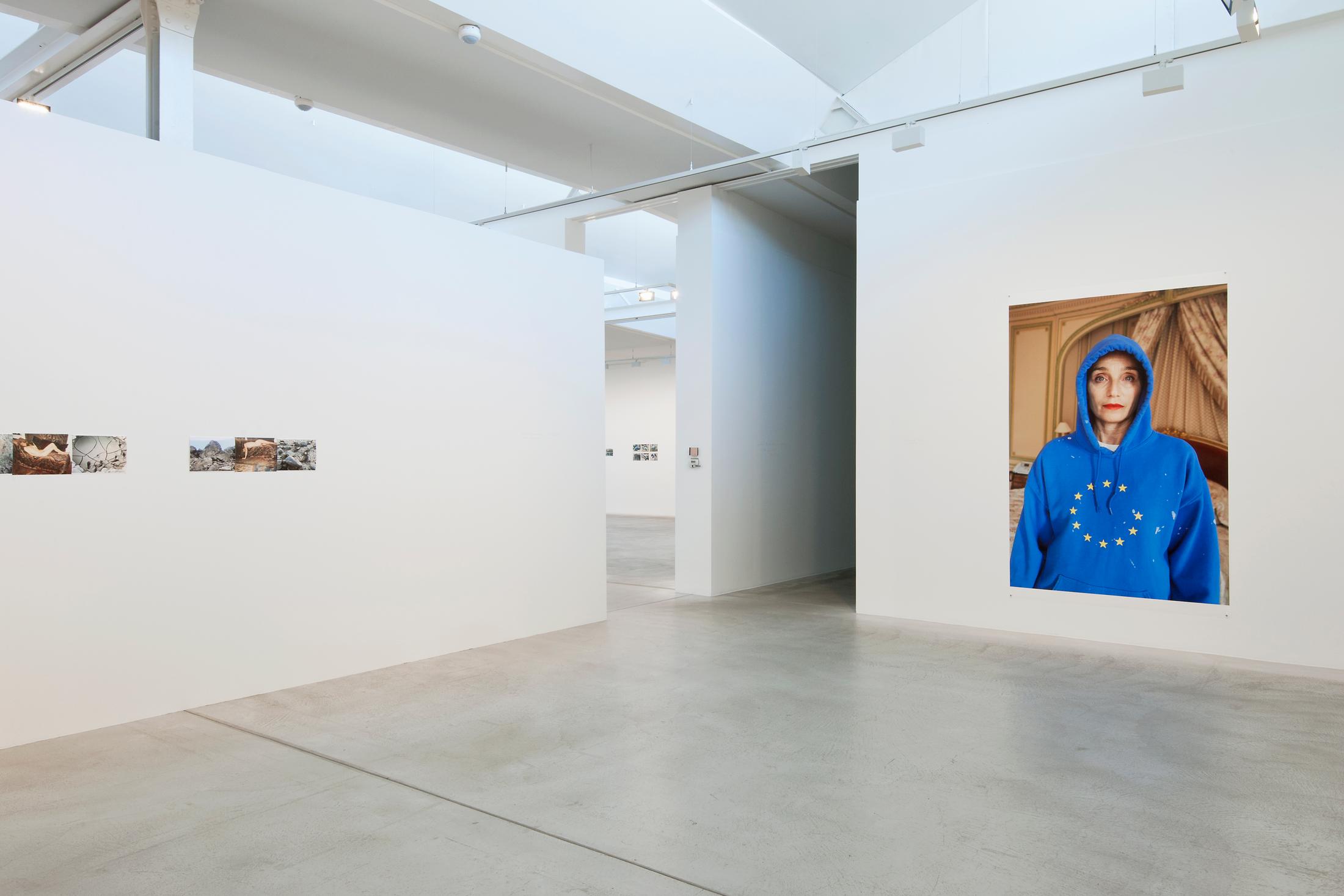 Exhibition View Juergen Teller «Enjoy – Your Life!» at Fotomuseum Winterthur / Photo: Christian Schwager / Courtesy: the artist and Fotomuseum Winterthur