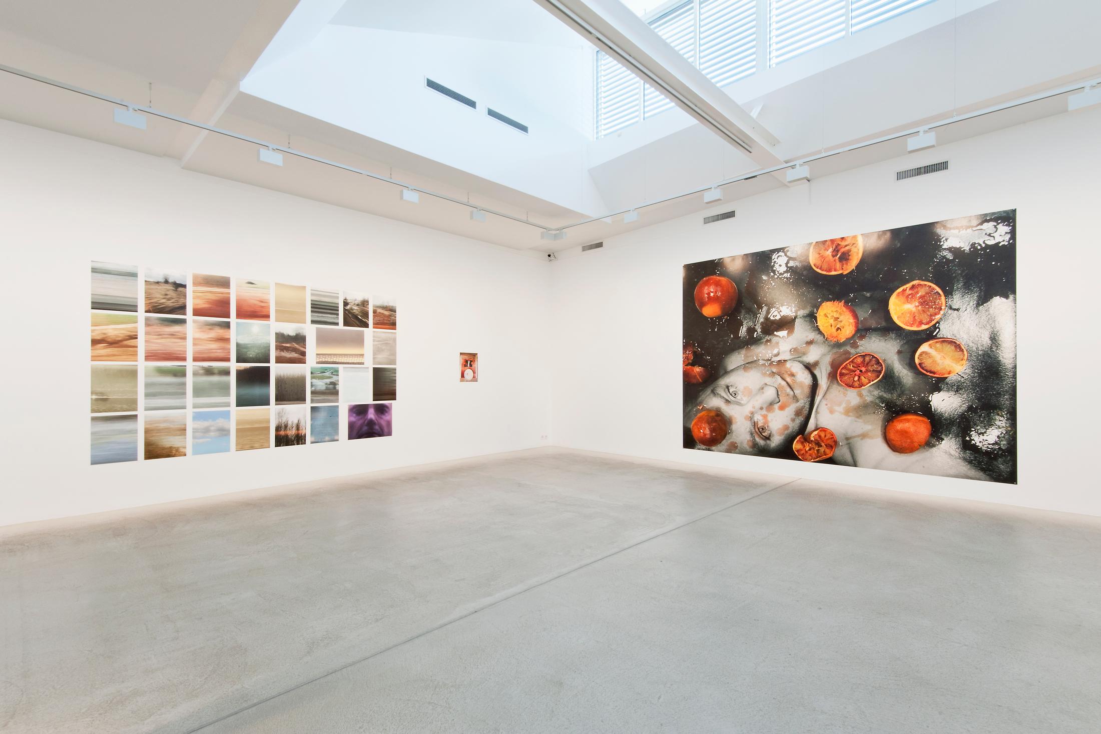 Exhibition View Juergen Teller «Enjoy – Your Life!» at Fotomuseum Winterthur / Photo: Christian Schwager / Courtesy: the artist and Fotomuseum Winterthur