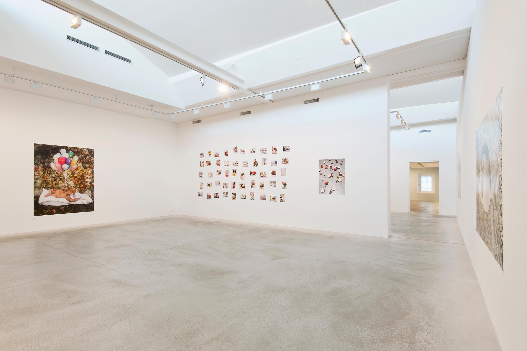 Exhibition View Juergen Teller «Enjoy – Your Life!» at Fotomuseum Winterthur / Photo: Christian Schwager / Courtesy: the artist and Fotomuseum Winterthur