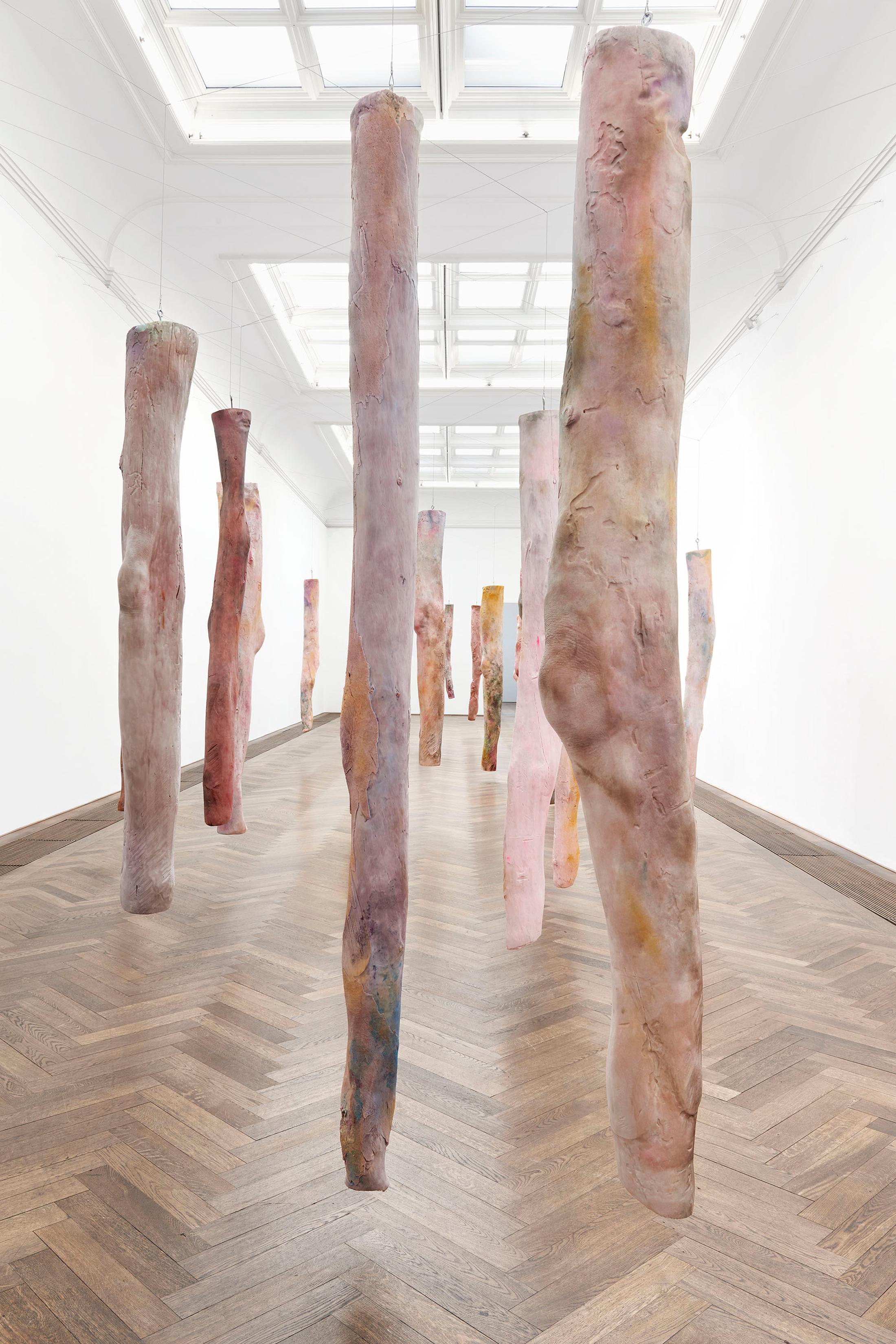 Exhibition View Kaari Upson Soloshow «Go Back the Way You Came; view on Mother’s Legs, 2018–2019» at Kunsthalle Basel, Basel, 2019 / Photo: Philipp Hänger / Courtesy: the artist and Kunsthalle Basel