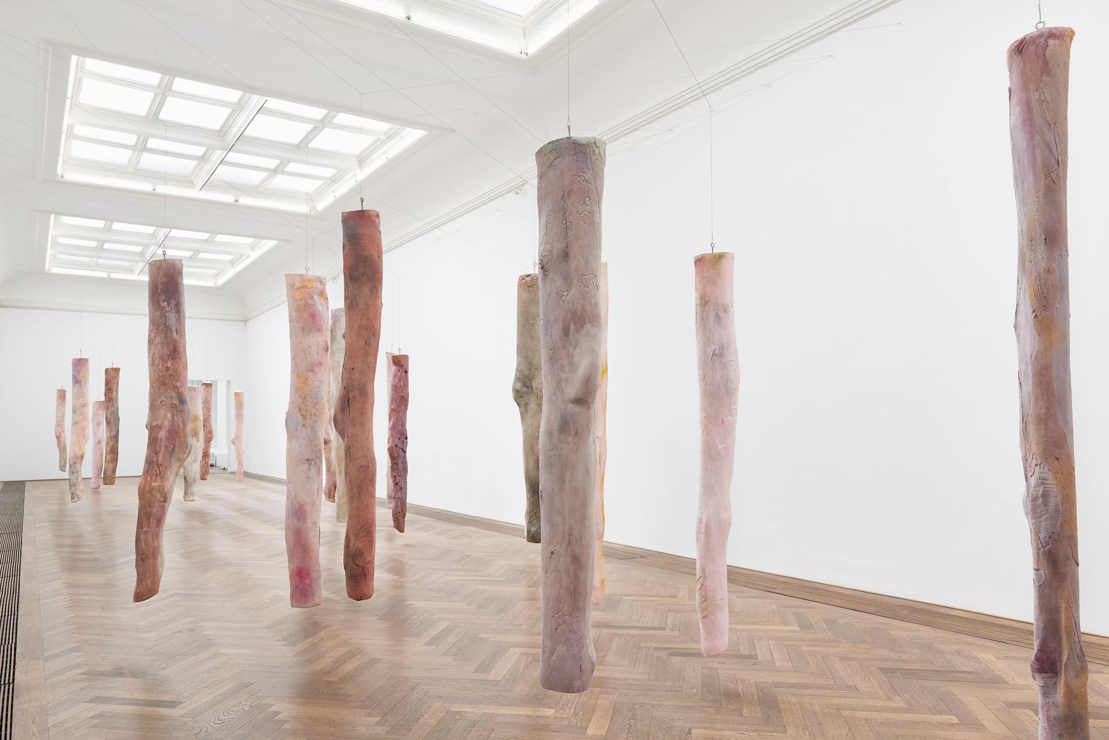 Exhibition View Kaari Upson Soloshow «Go Back the Way You Came; view on Mother’s Legs, 2018–2019» at Kunsthalle Basel, Basel, 2019 / Photo: Philipp Hänger / Courtesy: the artist and Kunsthalle Basel