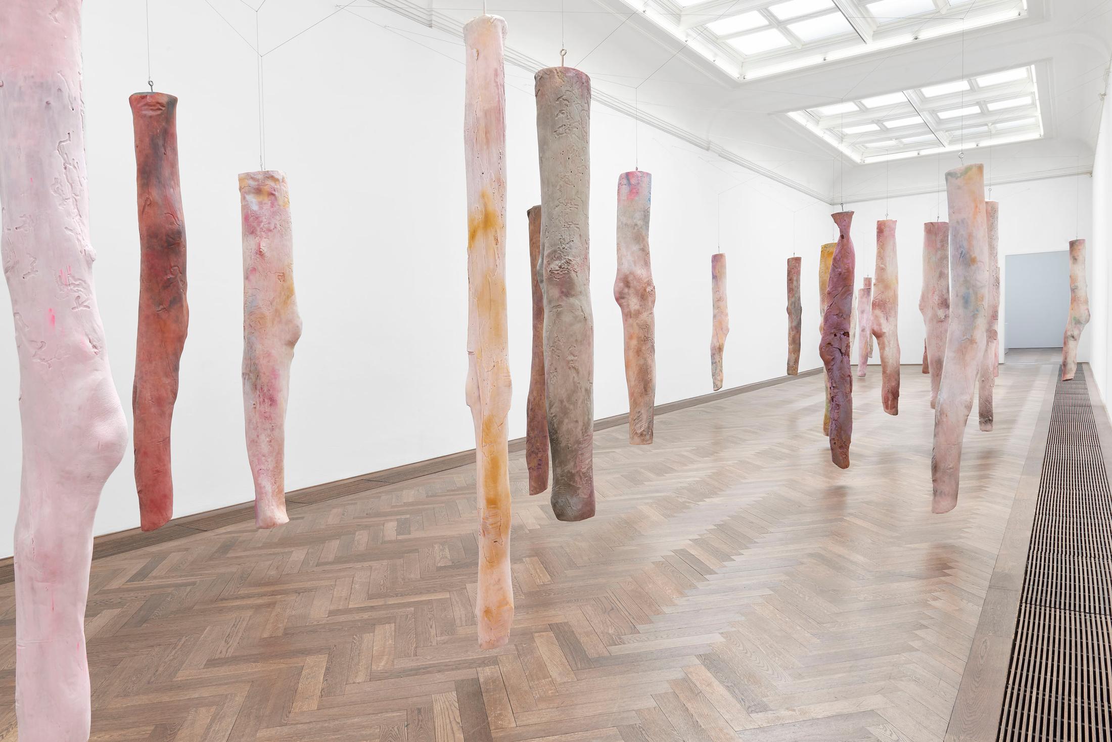 Exhibition View Kaari Upson Soloshow «Go Back the Way You Came; view on Mother’s Legs, 2018–2019» at Kunsthalle Basel, Basel, 2019 / Photo: Philipp Hänger / Courtesy: the artist and Kunsthalle Basel