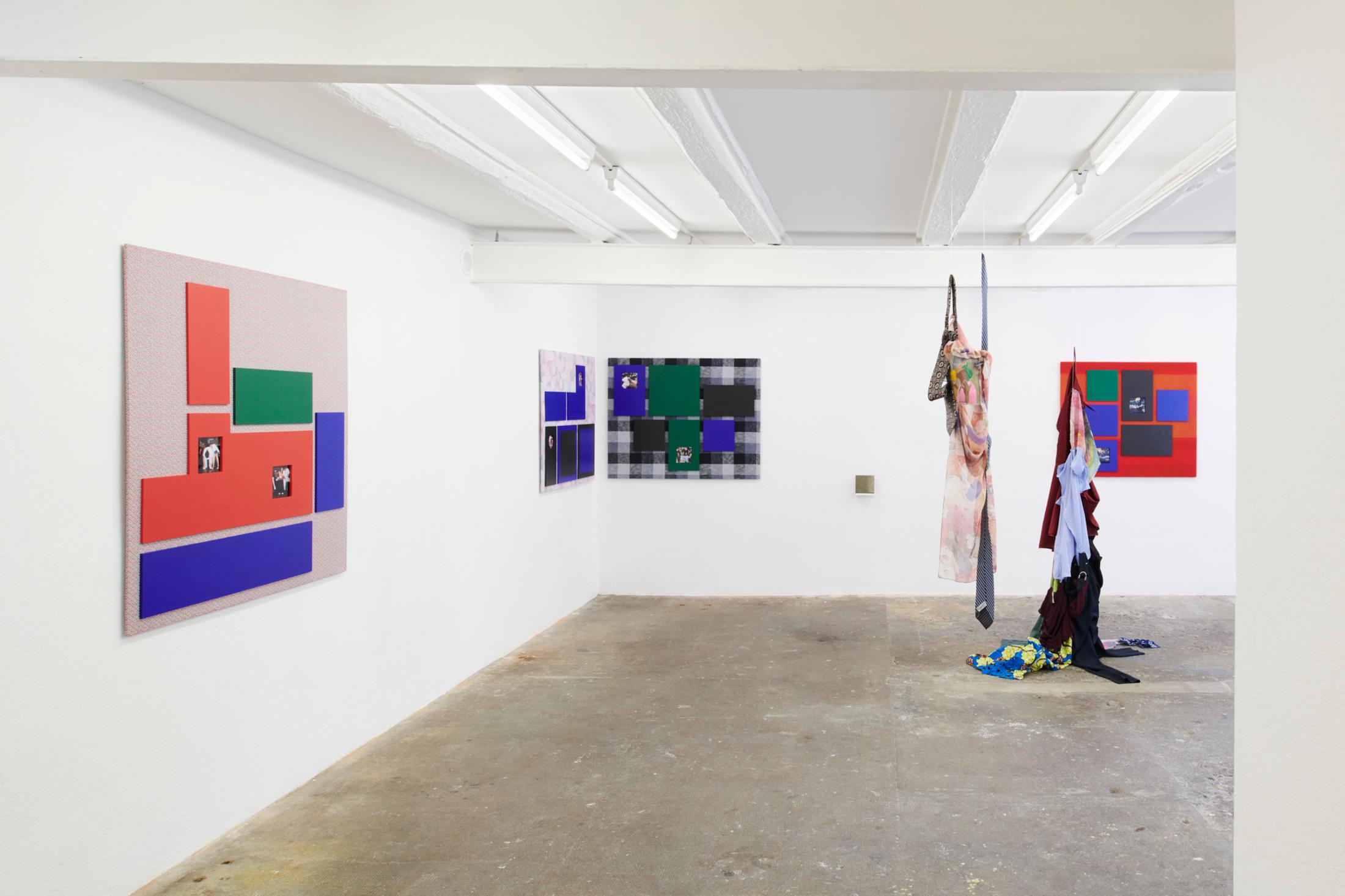 Exhibition View Karin Borer and Monika Emmanuelle Kazi Duo Show «Blink» at WallStreet, Fribourg, 2021 / Photo: Guillaume Python / Courtesy: the artists and WallStreet