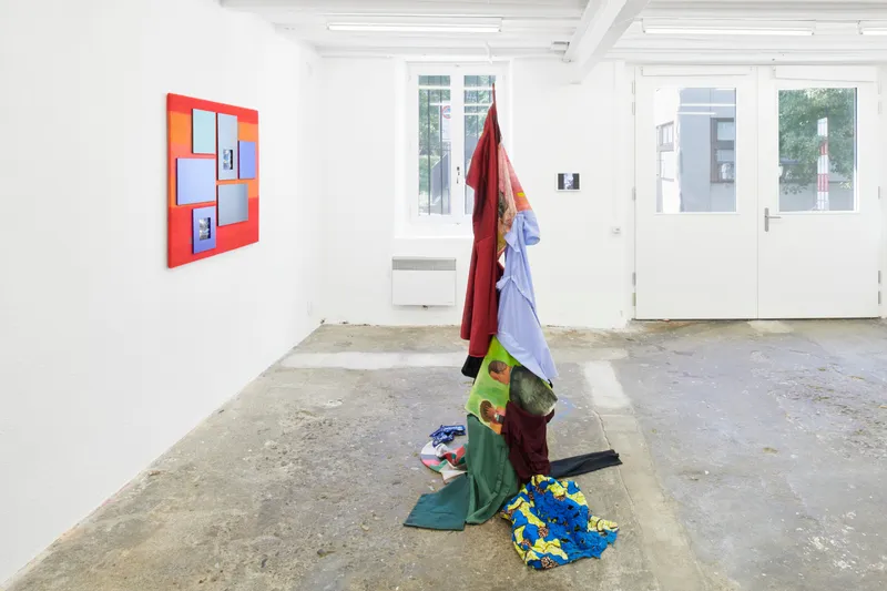 Exhibition View Karin Borer and Monika Emmanuelle Kazi Duo Show «Blink» at WallStreet, Fribourg, 2021 / Photo: Guillaume Python / Courtesy: the artists and WallStreet