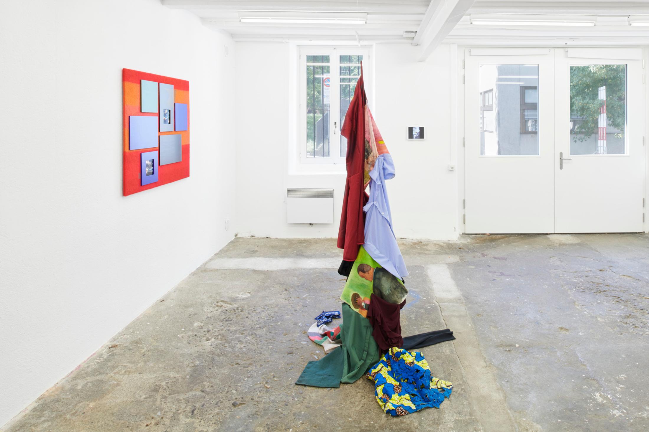 Exhibition View Karin Borer and Monika Emmanuelle Kazi Duo Show «Blink» at WallStreet, Fribourg, 2021 / Photo: Guillaume Python / Courtesy: the artists and WallStreet