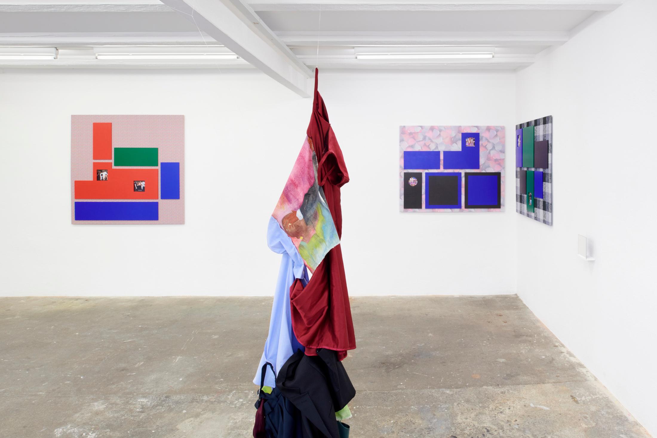 Exhibition View Karin Borer and Monika Emmanuelle Kazi Duo Show «Blink» at WallStreet, Fribourg, 2021 / Photo: Guillaume Python / Courtesy: the artists and WallStreet