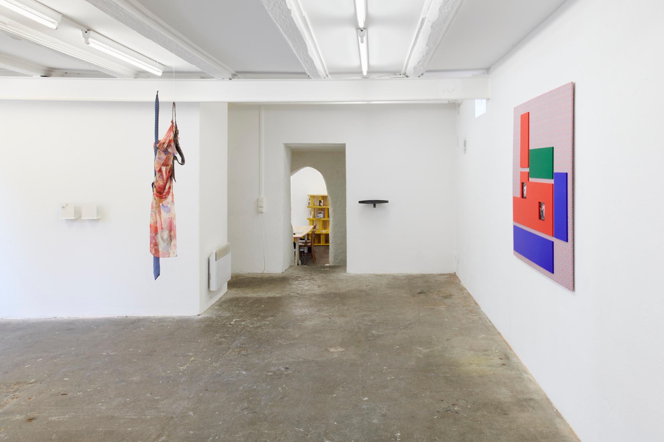 Exhibition View Karin Borer and Monika Emmanuelle Kazi Duo Show «Blink» at WallStreet, Fribourg, 2021 / Photo: Guillaume Python / Courtesy: the artists and WallStreet