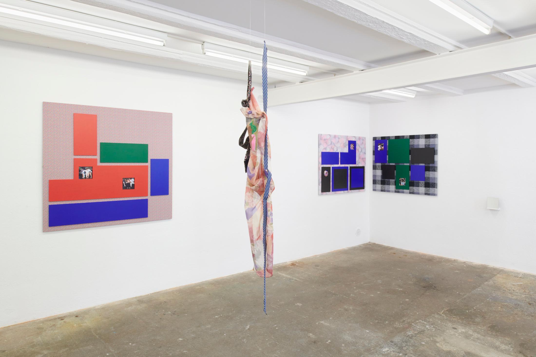 Exhibition View Karin Borer and Monika Emmanuelle Kazi Duo Show «Blink» at WallStreet, Fribourg, 2021 / Photo: Guillaume Python / Courtesy: the artists and WallStreet