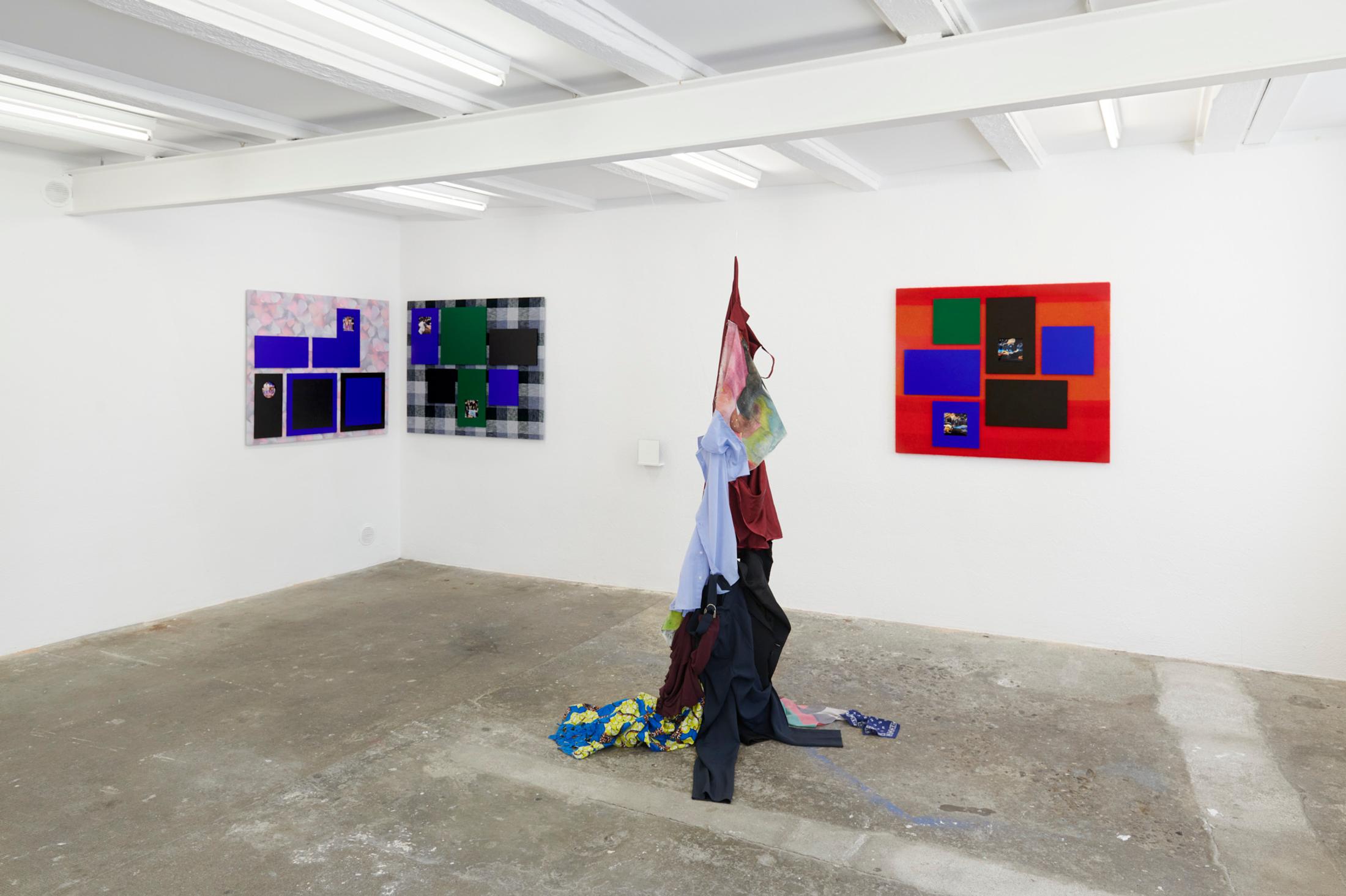 Exhibition View Karin Borer and Monika Emmanuelle Kazi Duo Show «Blink» at WallStreet, Fribourg, 2021 / Photo: Guillaume Python / Courtesy: the artists and WallStreet