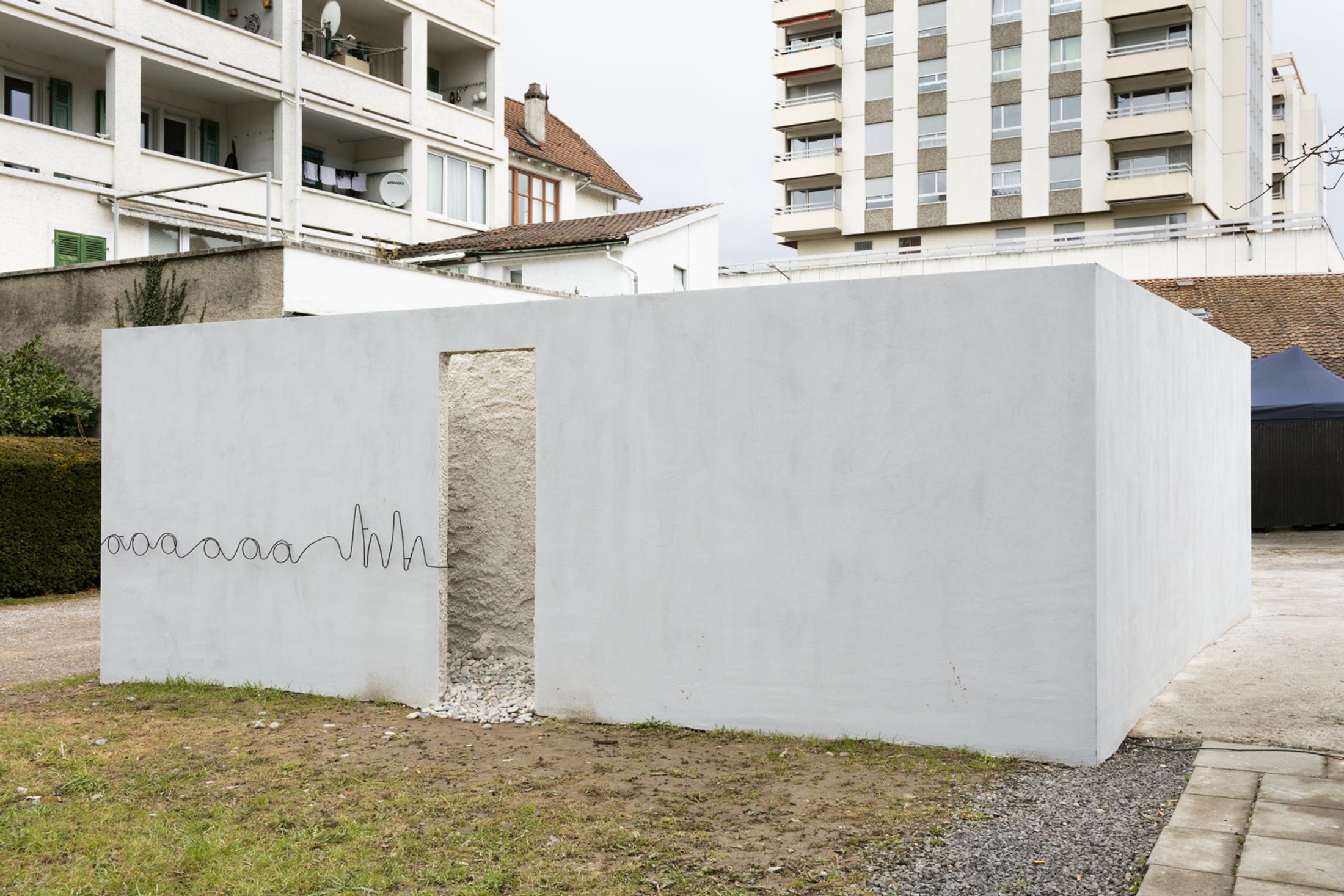 Exhibition View Kasia Fudakowski, Maria Loboda, Zoe Paul at SALTS, Birsfelden / Photo: Gunnar Meier / Courtesy SALTS & the Artists / Samuel Leuenberger & Elise Lammer