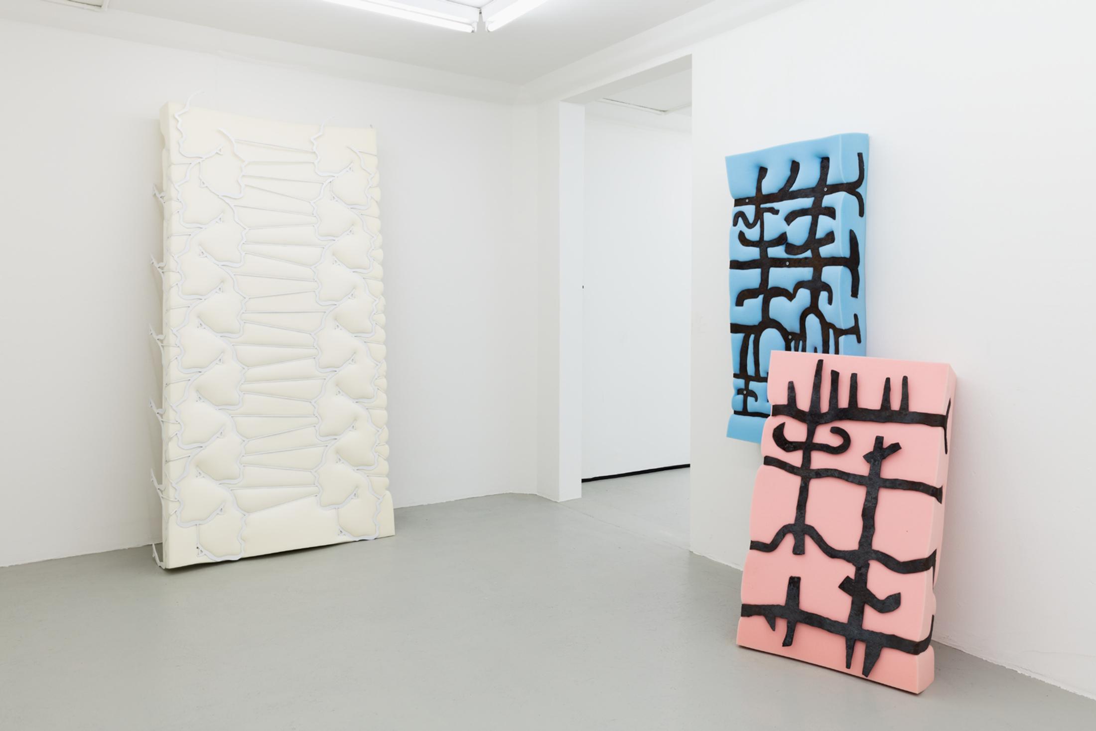 Exhibition View Kasia Fudakowski, Maria Loboda, Zoe Paul at SALTS, Birsfelden / Photo: Gunnar Meier / Courtesy SALTS & the Artists / Samuel Leuenberger & Elise Lammer