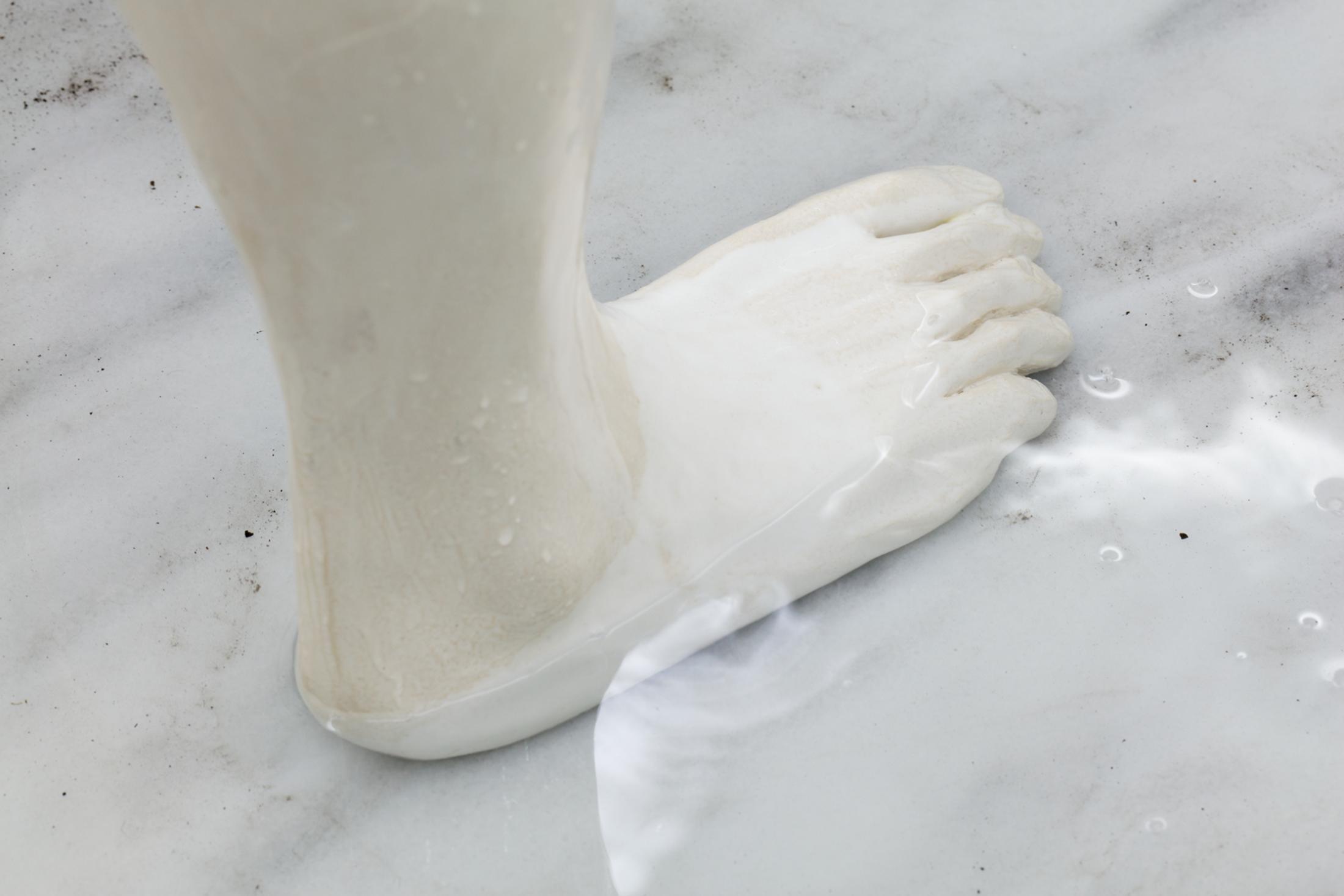 Exhibition View Kasia Fudakowski, Maria Loboda, Zoe Paul at SALTS, Birsfelden / Photo: Gunnar Meier / Courtesy SALTS & the Artists / Samuel Leuenberger & Elise Lammer