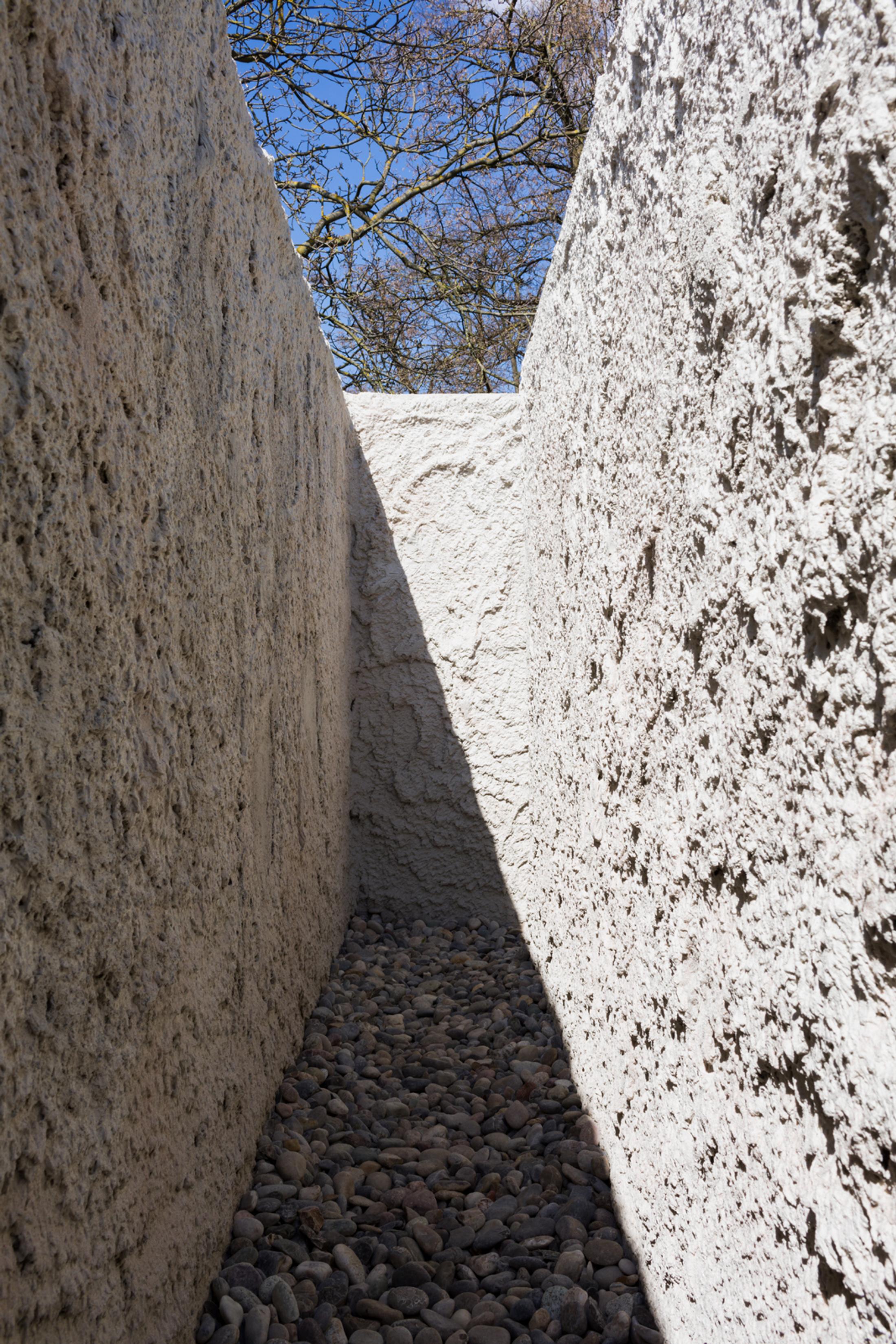 Exhibition View Kasia Fudakowski, Maria Loboda, Zoe Paul at SALTS, Birsfelden / Photo: Gunnar Meier / Courtesy SALTS & the Artists / Samuel Leuenberger & Elise Lammer