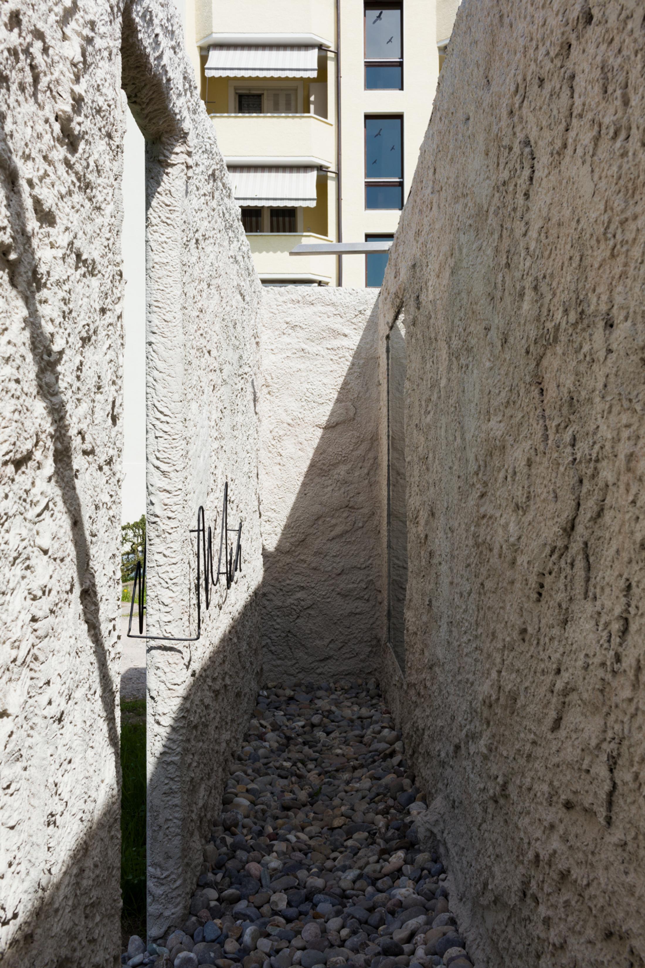 Exhibition View Kasia Fudakowski, Maria Loboda, Zoe Paul at SALTS, Birsfelden / Photo: Gunnar Meier / Courtesy SALTS & the Artists / Samuel Leuenberger & Elise Lammer
