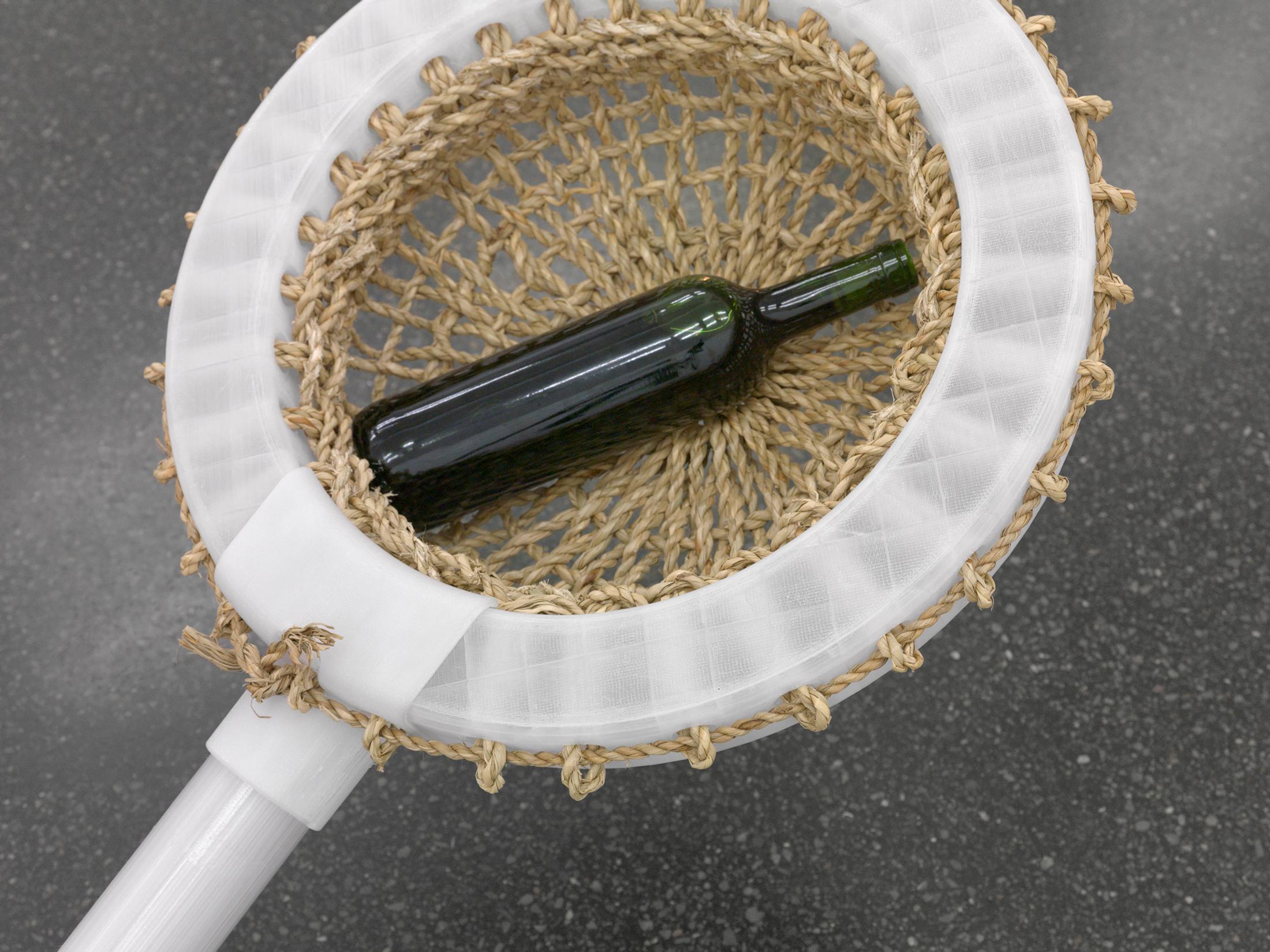 Exhibition View Kaspar Müller Solo Show «In and Out; view on Kaspar Müller & Iacopo Spini, Bottle Catapult, 2020, (detail), 3D fused filament fabrication, straw basket pattern, wine bottle, electronic motorized parts, sand bag, elastic band, 67 x 74 x 180 cm» at Galerie Francesca Pia, Zurich, 2020 / Photo: Annik Wetter / Courtesy: the artist and Galerie Francesca Pia