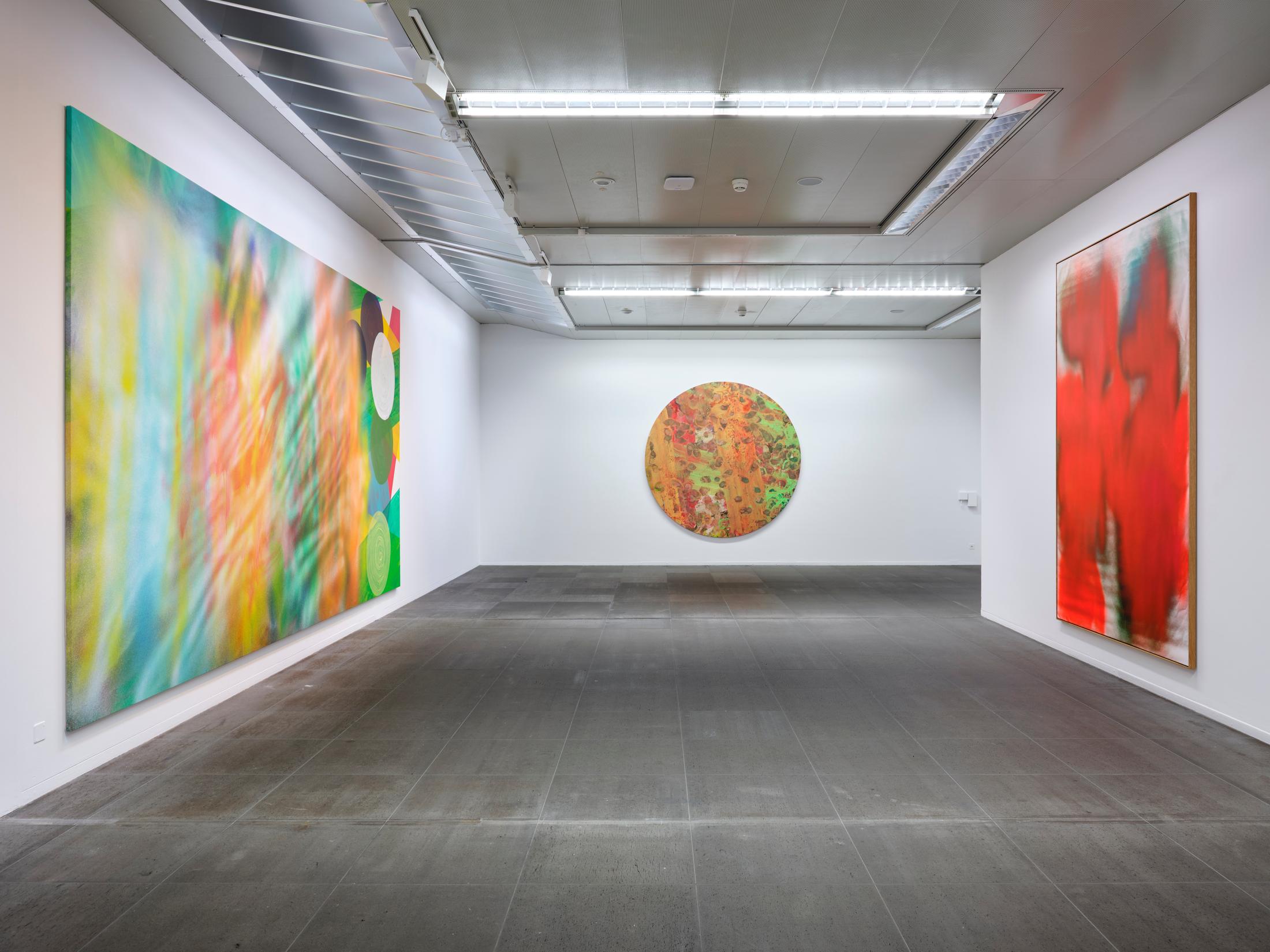 Exhibition View Katharina Grosse Solo Show «Studio Paintings, 1988 - 2022» at Kunstmuseum Bern, Berne, 2023 / Photo: Rolf Siegenthaler / Courtesy: the artist and Kunstmuseum Bern