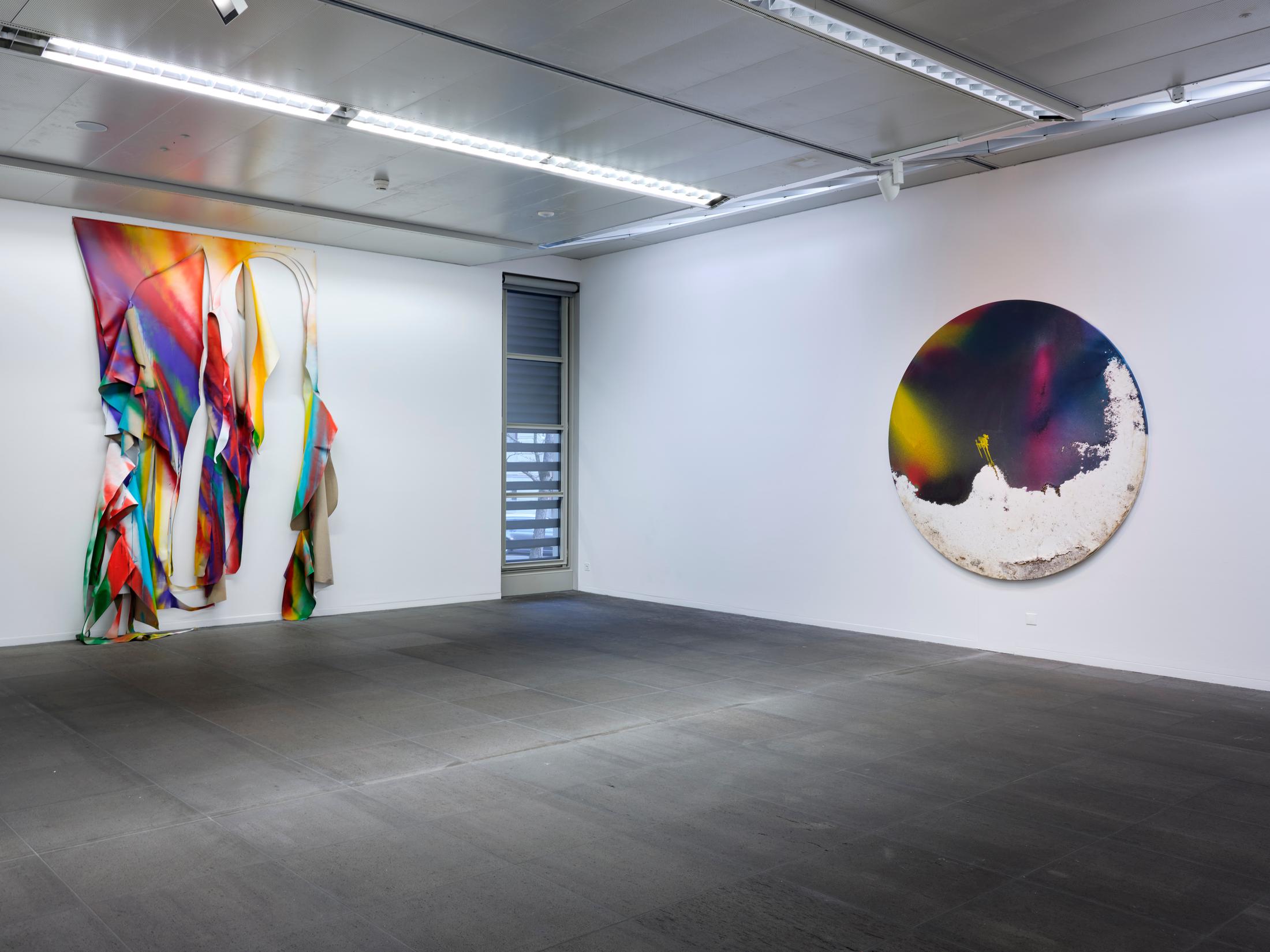 Exhibition View Katharina Grosse Solo Show «Studio Paintings, 1988 - 2022» at Kunstmuseum Bern, Berne, 2023 / Photo: Rolf Siegenthaler / Courtesy: the artist and Kunstmuseum Bern