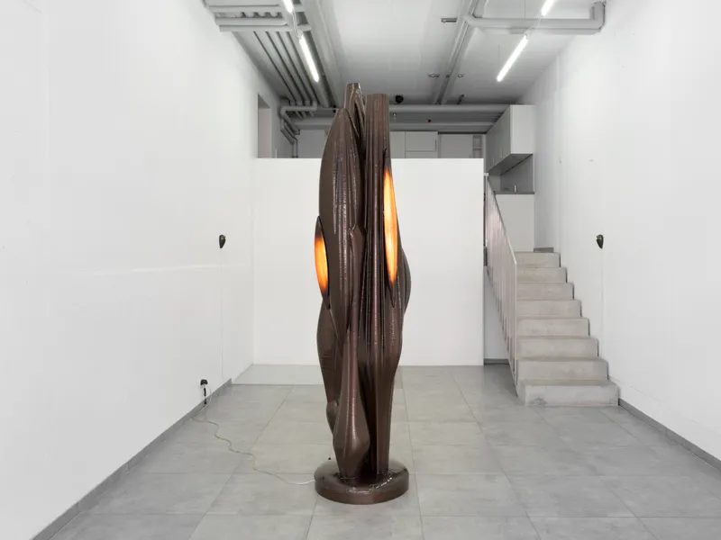 Exhibition View Kim Farkas Solo Show «We're still here; view on Kim Farkas, 22-20, 2022, custom composites, PETG, LED, electronics, ø 60 x 249 cm» at All Stars, Lausanne, 2023 / Photo: Julien Gremaud / Courtesy: the artist and All Stars