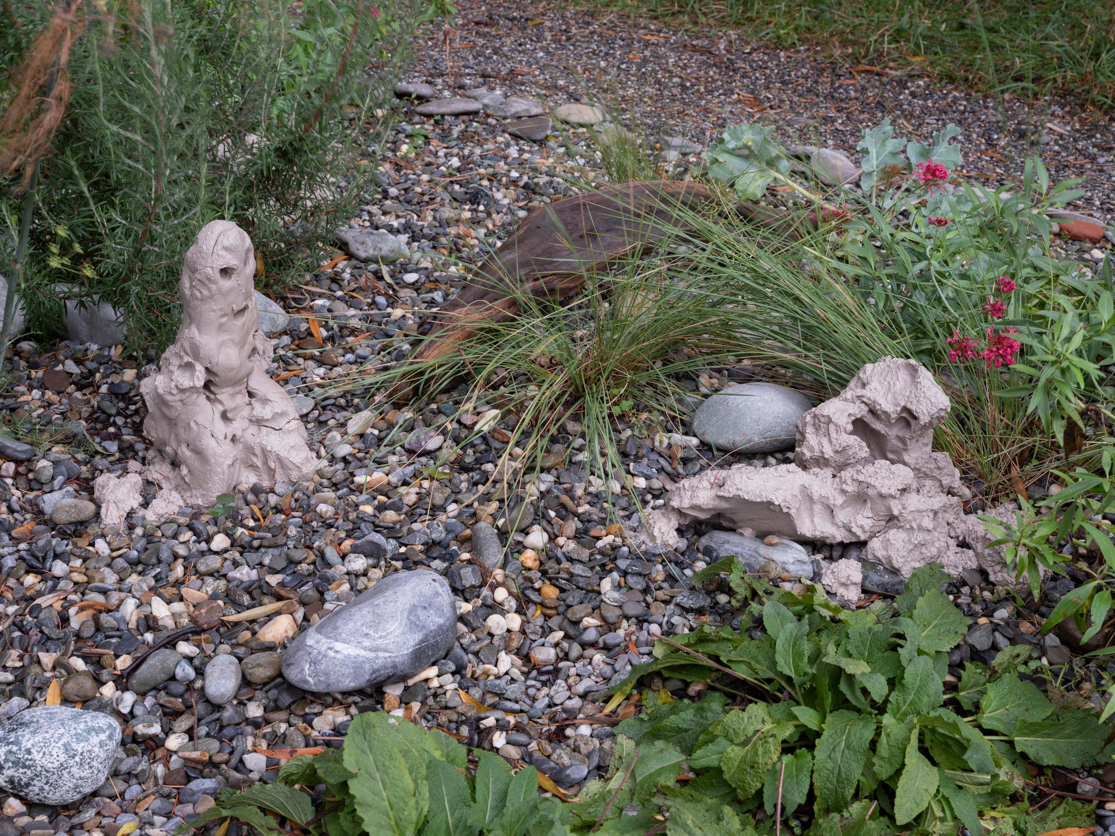 Exhibition View Groupshow «Modern Nature: An Hommage to Derek Jarman, part II; view on Florence Peake, You, Me, Us, 2020» at La Becque, La Tour-de-Peilz, 2020 / Photo: Julien Gremaud / Courtesy: the artists and La Becque