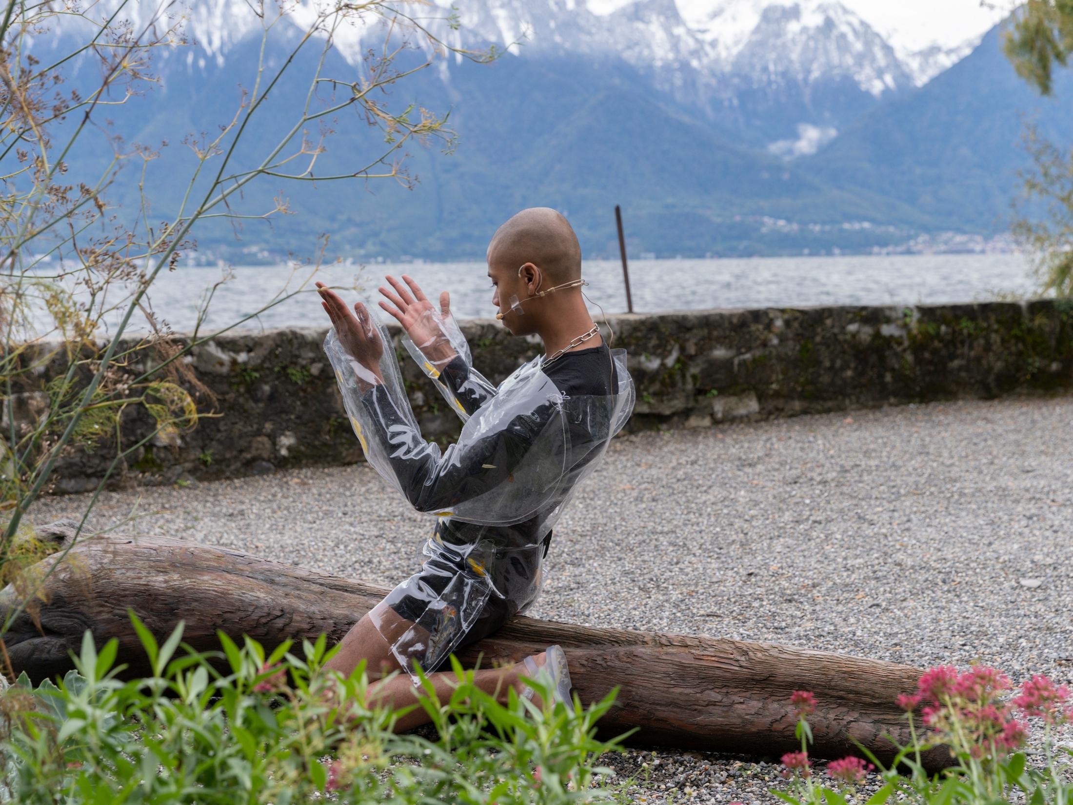 Exhibition View Groupshow «Modern Nature: An Hommage to Derek Jarman, part II; view on Jessy Razafimandimby, O.O.O.O.O., performance, 2020» at La Becque, La Tour-de-Peilz, 2020 / Photo: Julien Gremaud / Courtesy: the artists and La Becque