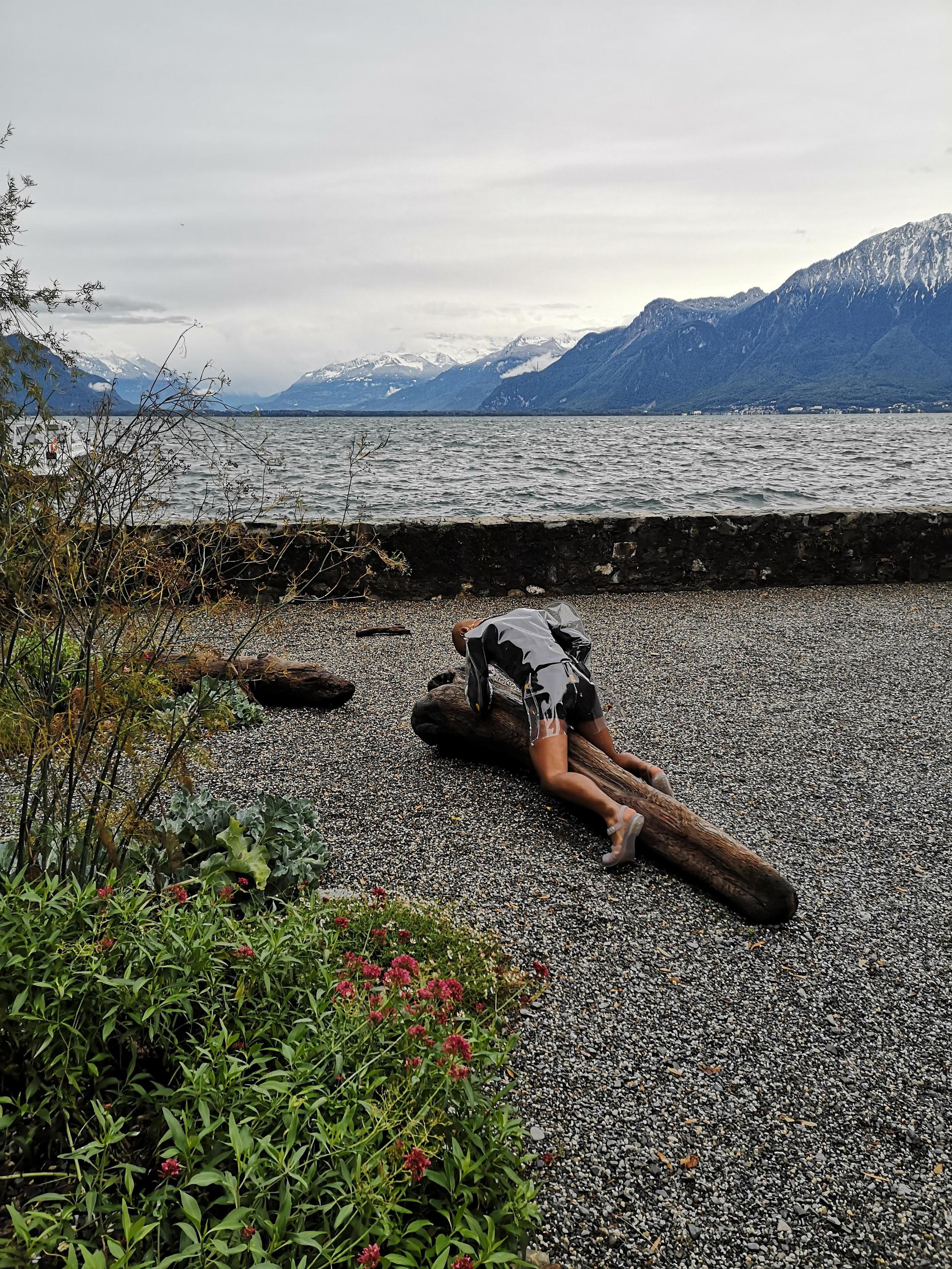 Exhibition View Groupshow «Modern Nature: An Hommage to Derek Jarman, part II; view on Jessy Razafimandimby, O.O.O.O.O., performance, 2020» at La Becque, La Tour-de-Peilz, 2020 / Photo: Elise Lammer / Courtesy: the artists and La Becque