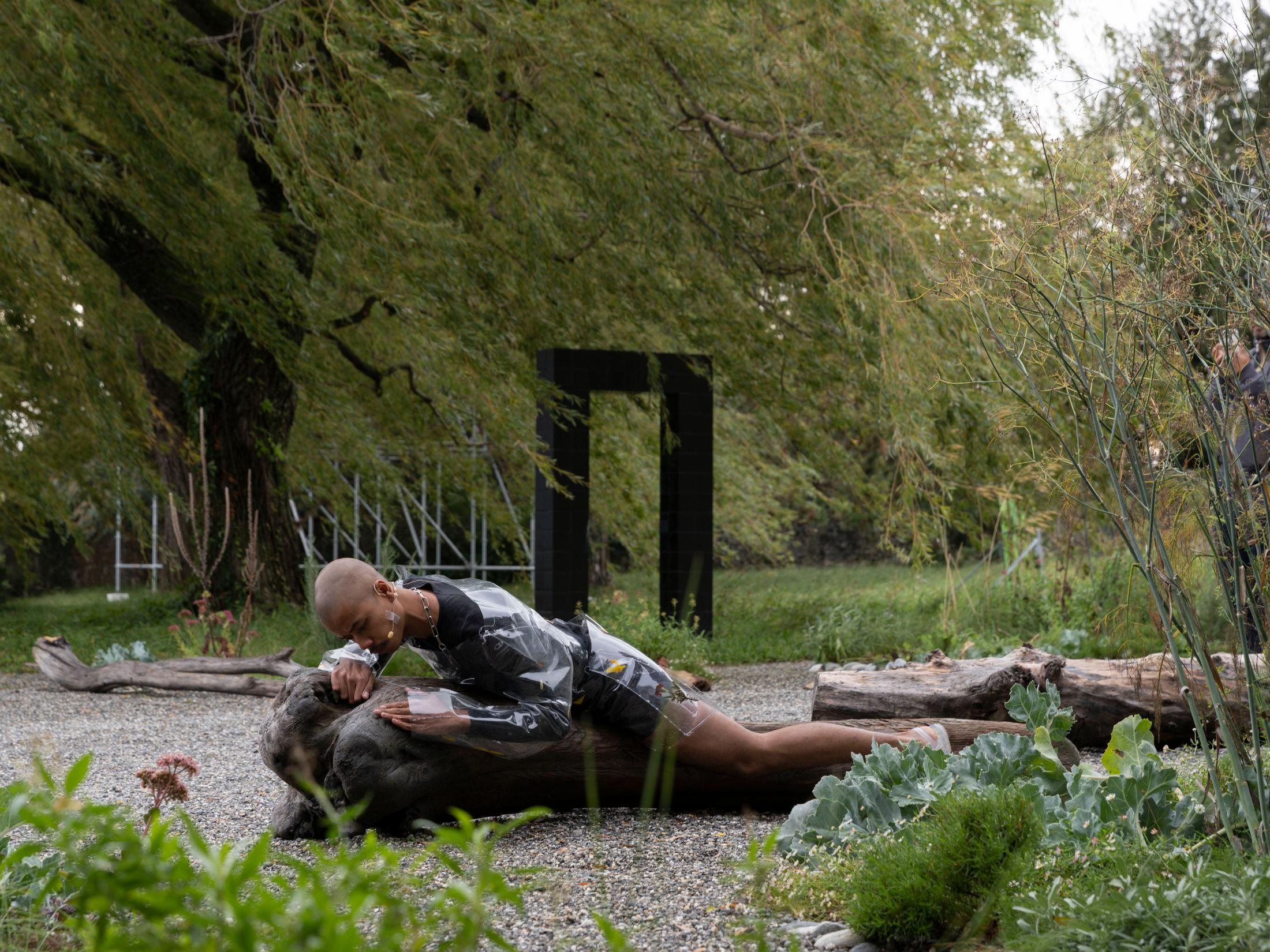 Exhibition View Groupshow «Modern Nature: An Hommage to Derek Jarman, part II; view on Jessy Razafimandimby, O.O.O.O.O., performance, 2020» at La Becque, La Tour-de-Peilz, 2020 / Photo: Julien Gremaud / Courtesy: the artists and La Becque