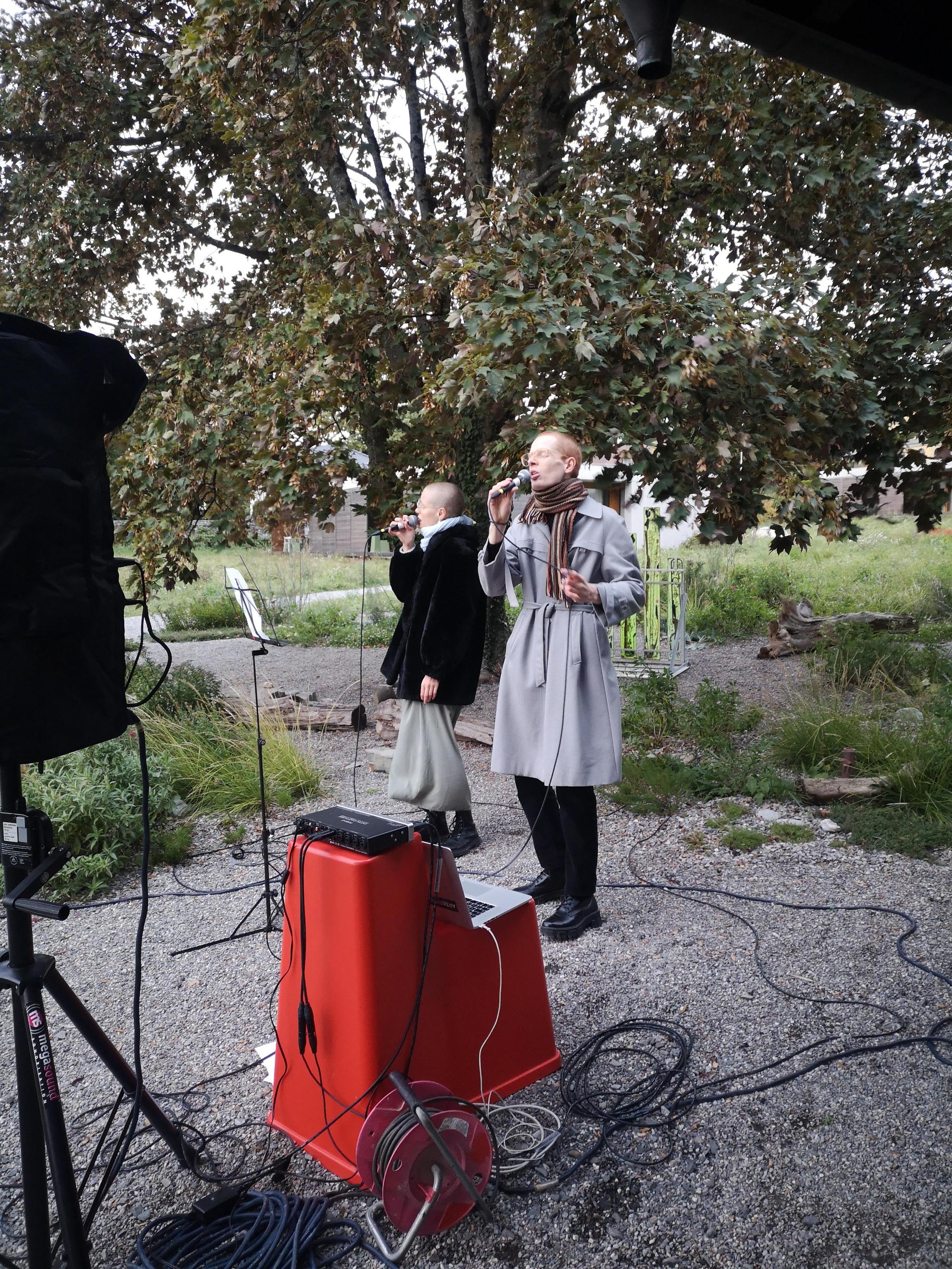 Exhibition View Groupshow «Modern Nature: An Hommage to Derek Jarman, part II; view on Rose and Mathilde, concert, 2020» at La Becque, La Tour-de-Peilz, 2020 / Photo: Elise Lammer / Courtesy: the artists and La Becque
