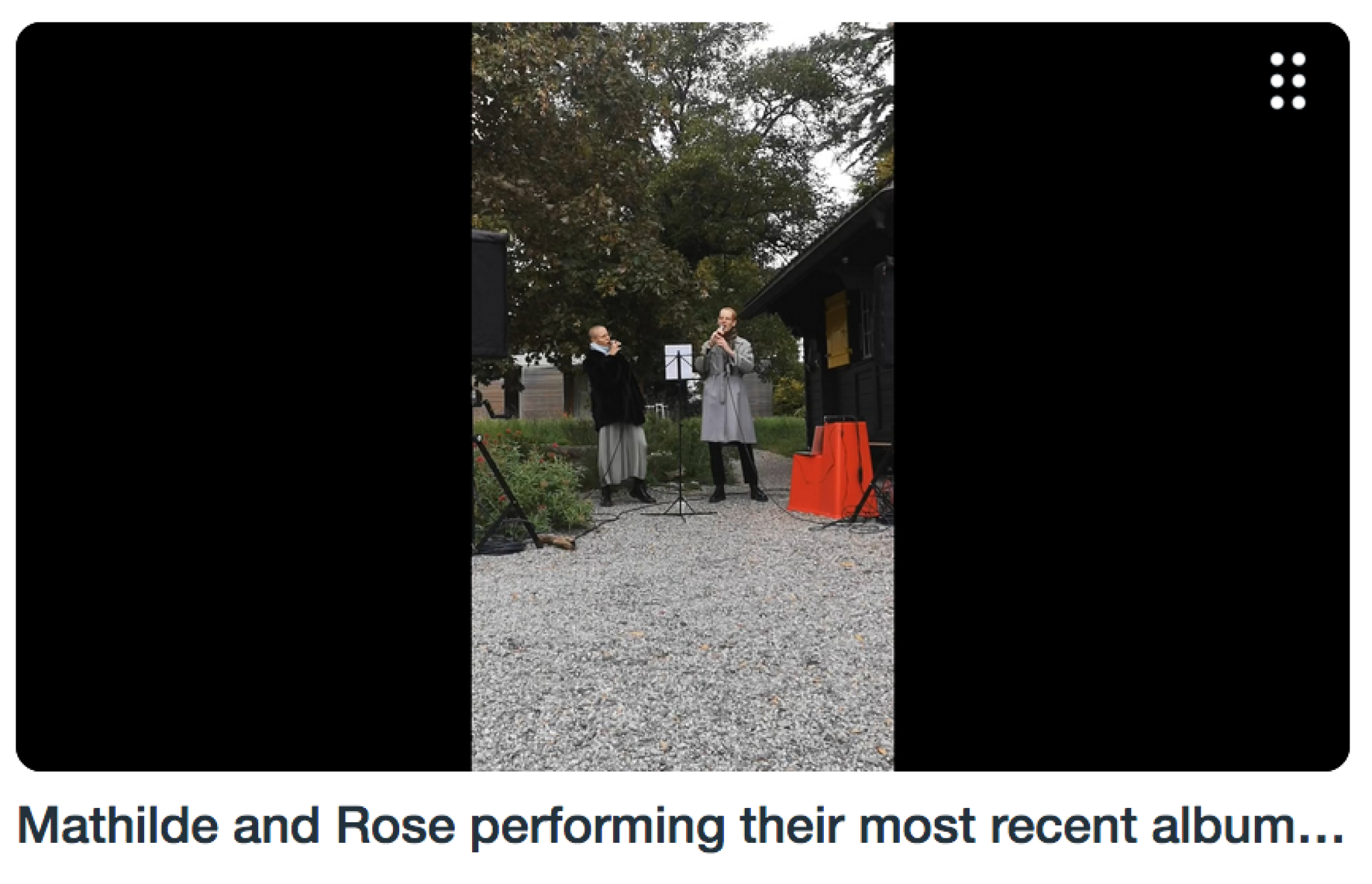 Mathilde and Rose performing their most recent album, Oblivion (2020) during Groupshow «Modern Nature: An Hommage to Derek Jarman, part II» at La Becque, La Tour-de-Peilz, 2020 / Video: Elise Lammer / Courtesy: the artists and La Becque