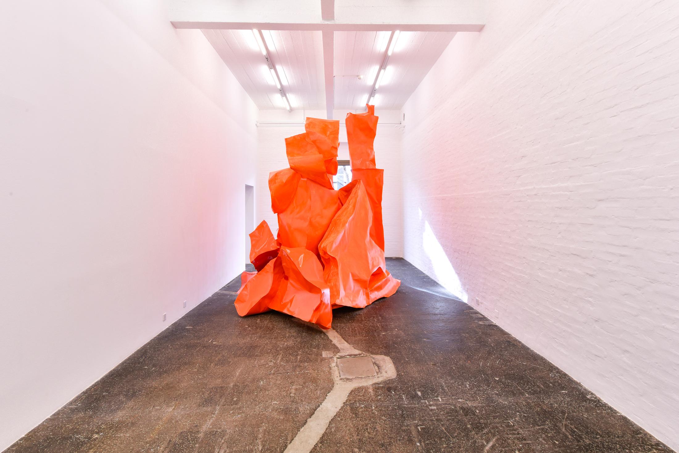 Exhibition View Groupshow «La fine ligne; view on Simone Holliger, Skulptur (neu verhandelt), 2020» at Kunst Halle Sankt Gallen, St. Gallen, 2020 / Photo: Kunst Halle Sankt Gallen, Sebastian Schaub / Courtesy: the artist; Gallery Nicolas Krupp, Basel