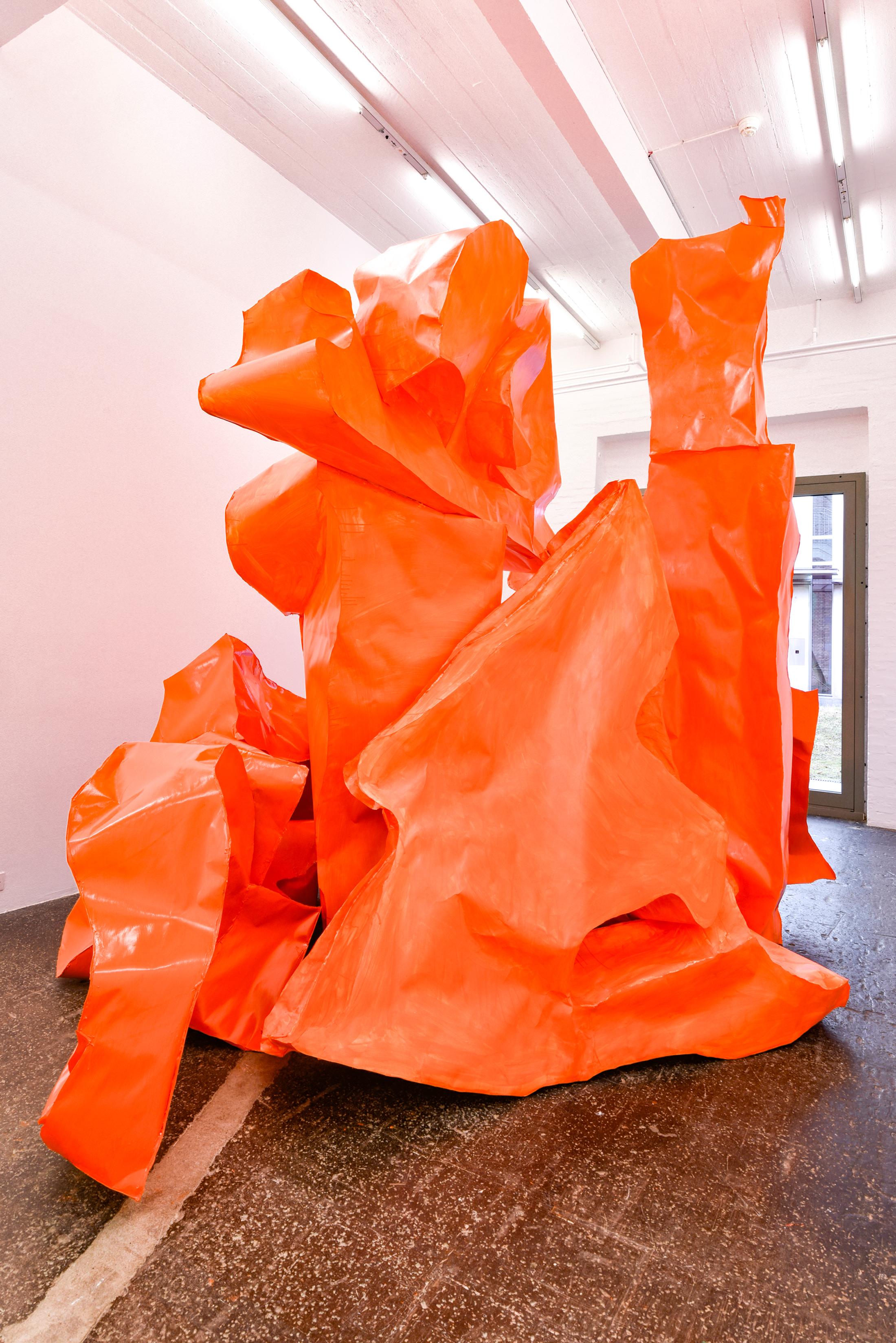 Exhibition View Groupshow «La fine ligne; view on Simone Holliger, Skulptur (neu verhandelt), 2020» at Kunst Halle Sankt Gallen, St. Gallen, 2020 / Photo: Kunst Halle Sankt Gallen, Sebastian Schaub / Courtesy: the artist; Gallery Nicolas Krupp, Basel