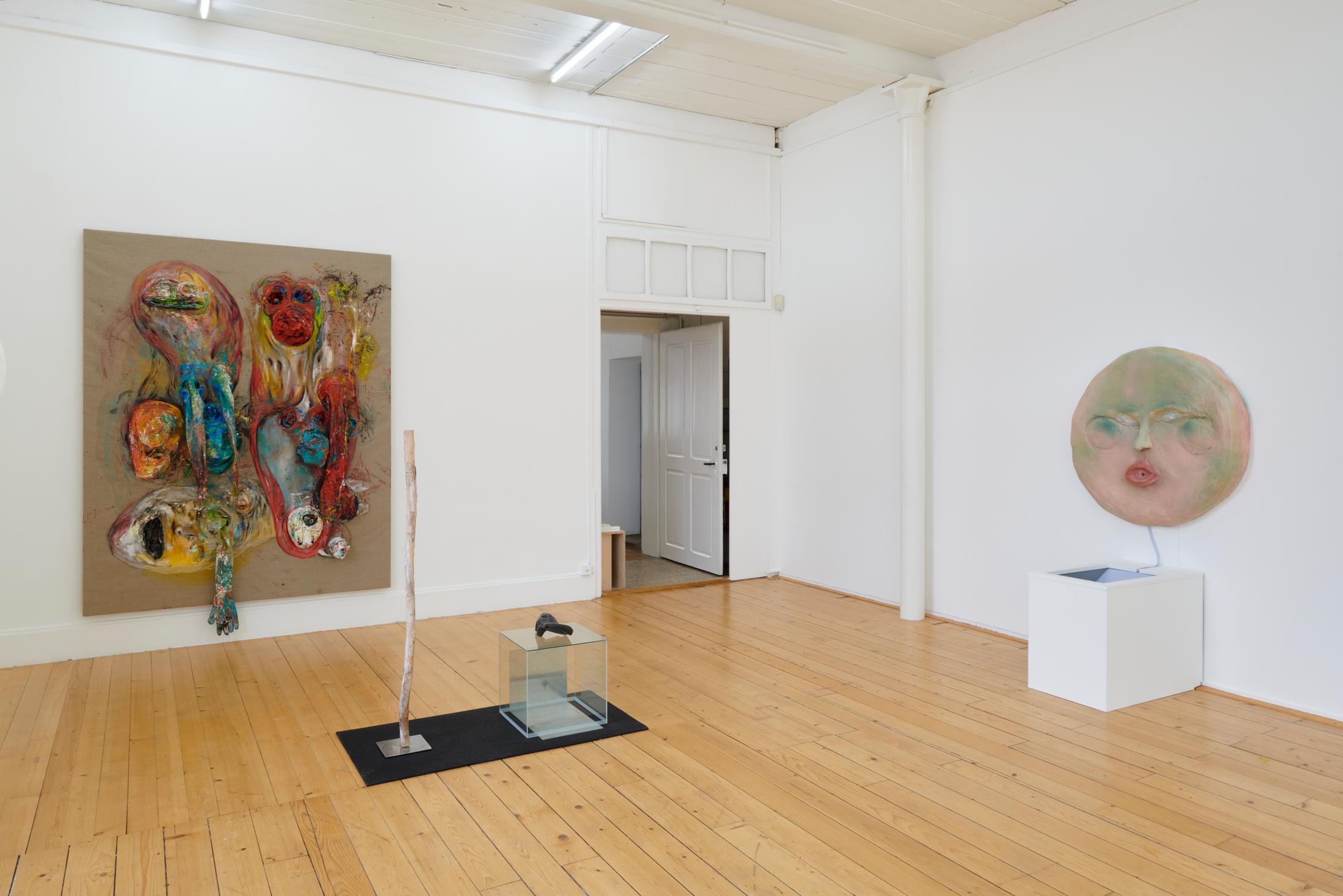 Exhibition View Group Show «La main-pleur» at Kunsthalle Friart, Fribourg, 2022-2023 / Photo: Guillaume Python / Courtesy: the artists and Kunsthalle Friart