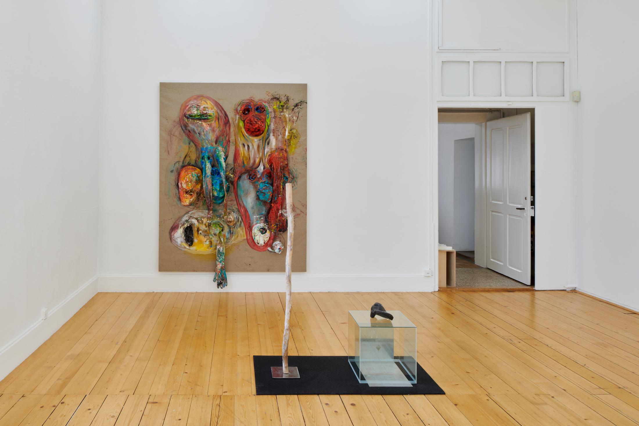 Exhibition View Group Show «La main-pleur» at Kunsthalle Friart, Fribourg, 2022-2023 / Photo: Guillaume Python / Courtesy: the artists and Kunsthalle Friart