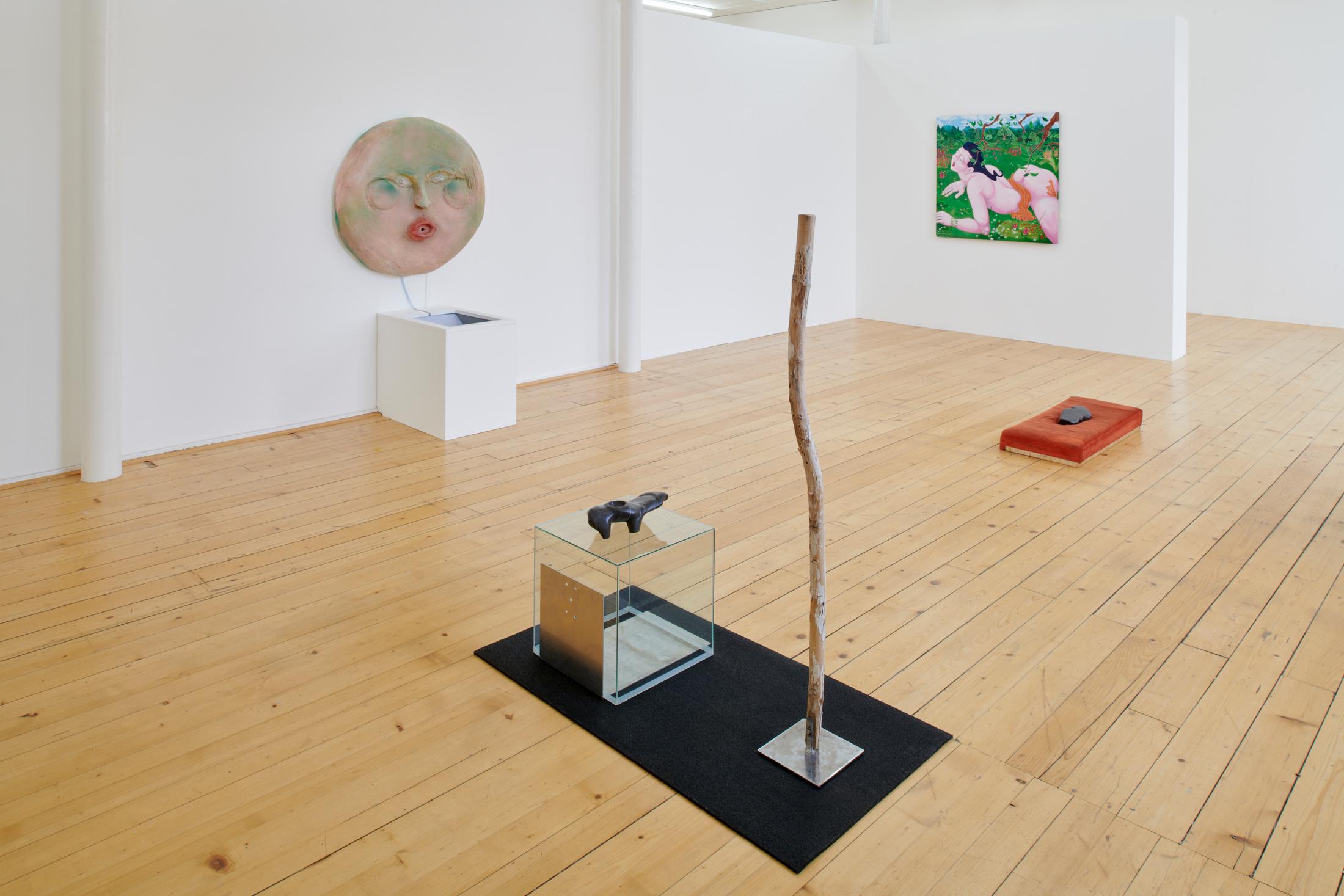 Exhibition View Group Show «La main-pleur» at Kunsthalle Friart, Fribourg, 2022-2023 / Photo: Guillaume Python / Courtesy: the artists and Kunsthalle Friart