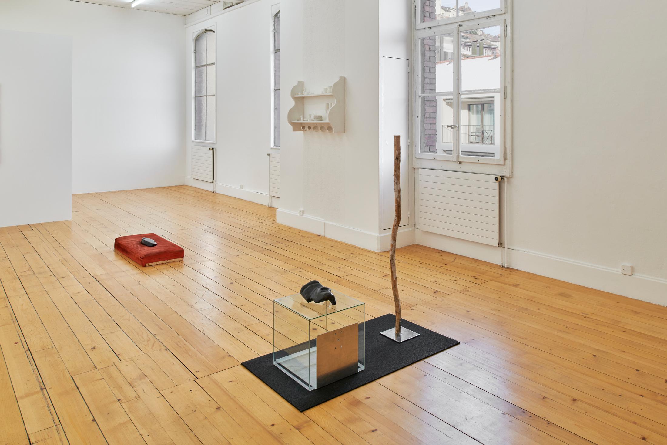 Exhibition View Group Show «La main-pleur» at Kunsthalle Friart, Fribourg, 2022-2023 / Photo: Guillaume Python / Courtesy: the artists and Kunsthalle Friart