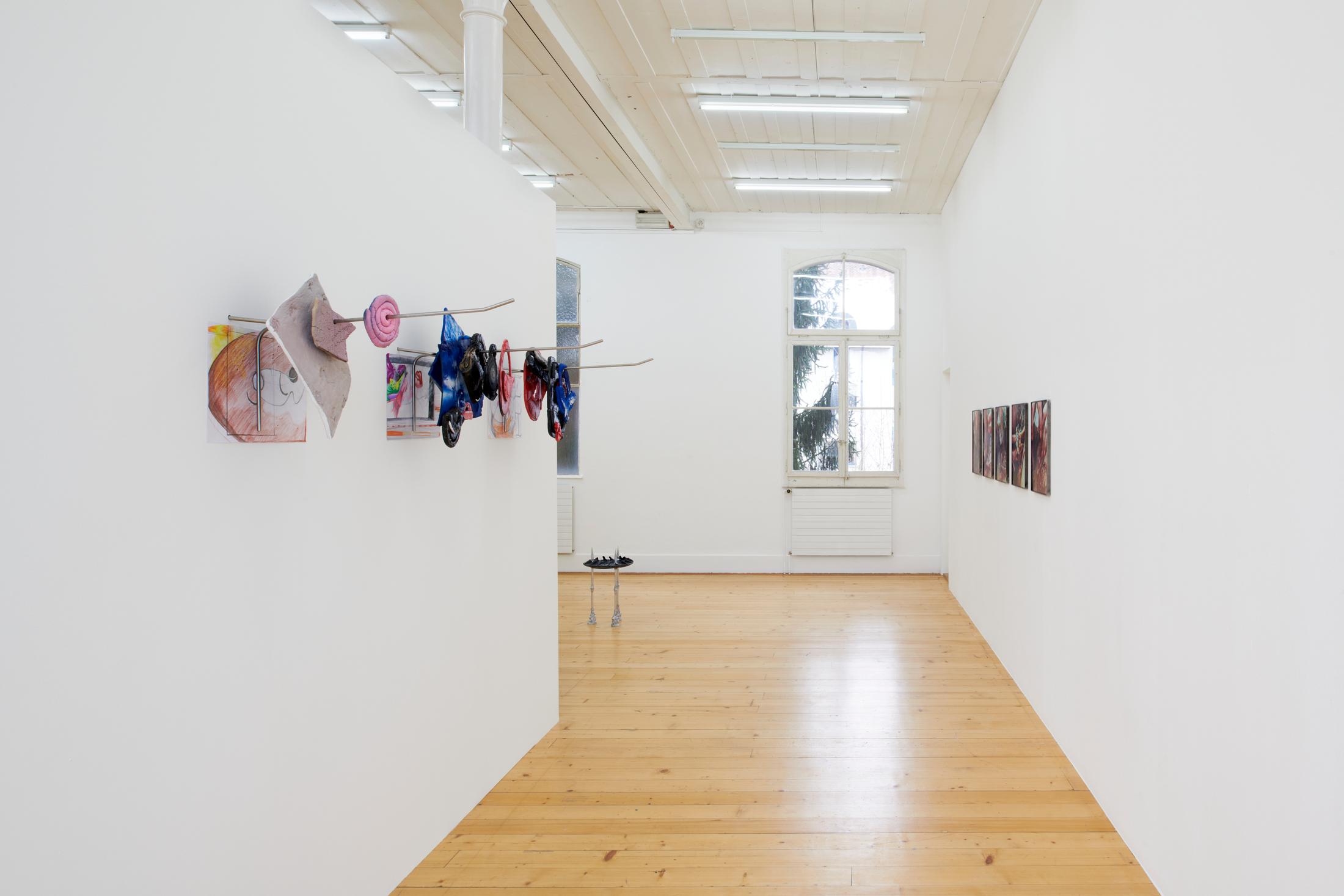 Exhibition View Group Show «La main-pleur» at Kunsthalle Friart, Fribourg, 2022-2023 / Photo: Guillaume Python / Courtesy: the artists and Kunsthalle Friart