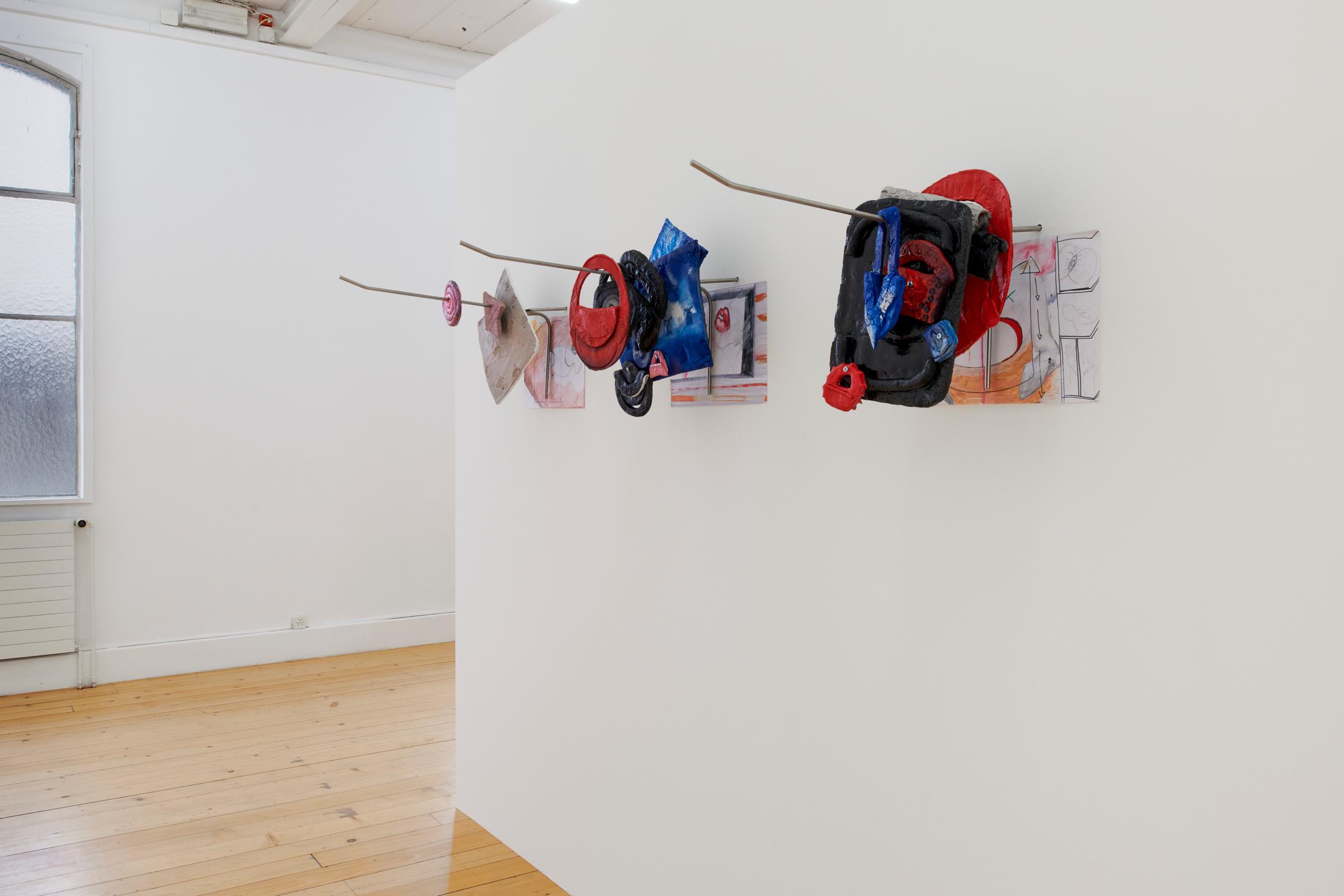 Exhibition View Group Show «La main-pleur; view on Jordan Selophane, Hanging on, 2022» at Kunsthalle Friart, Fribourg, 2022-2023 / Photo: Guillaume Python / Courtesy: the artists and Kunsthalle Friart