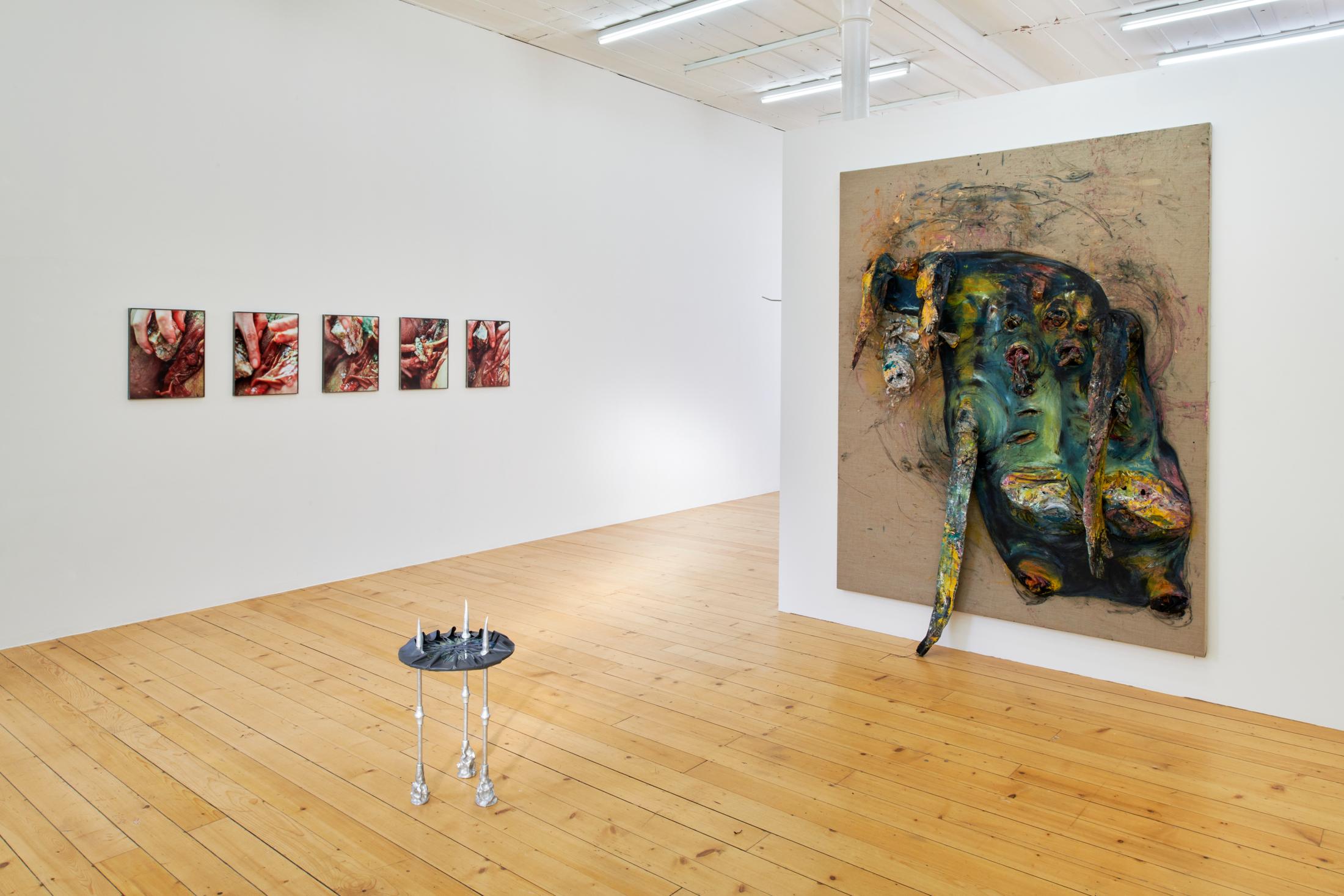 Exhibition View Group Show «La main-pleur» at Kunsthalle Friart, Fribourg, 2022-2023 / Photo: Guillaume Python / Courtesy: the artists and Kunsthalle Friart