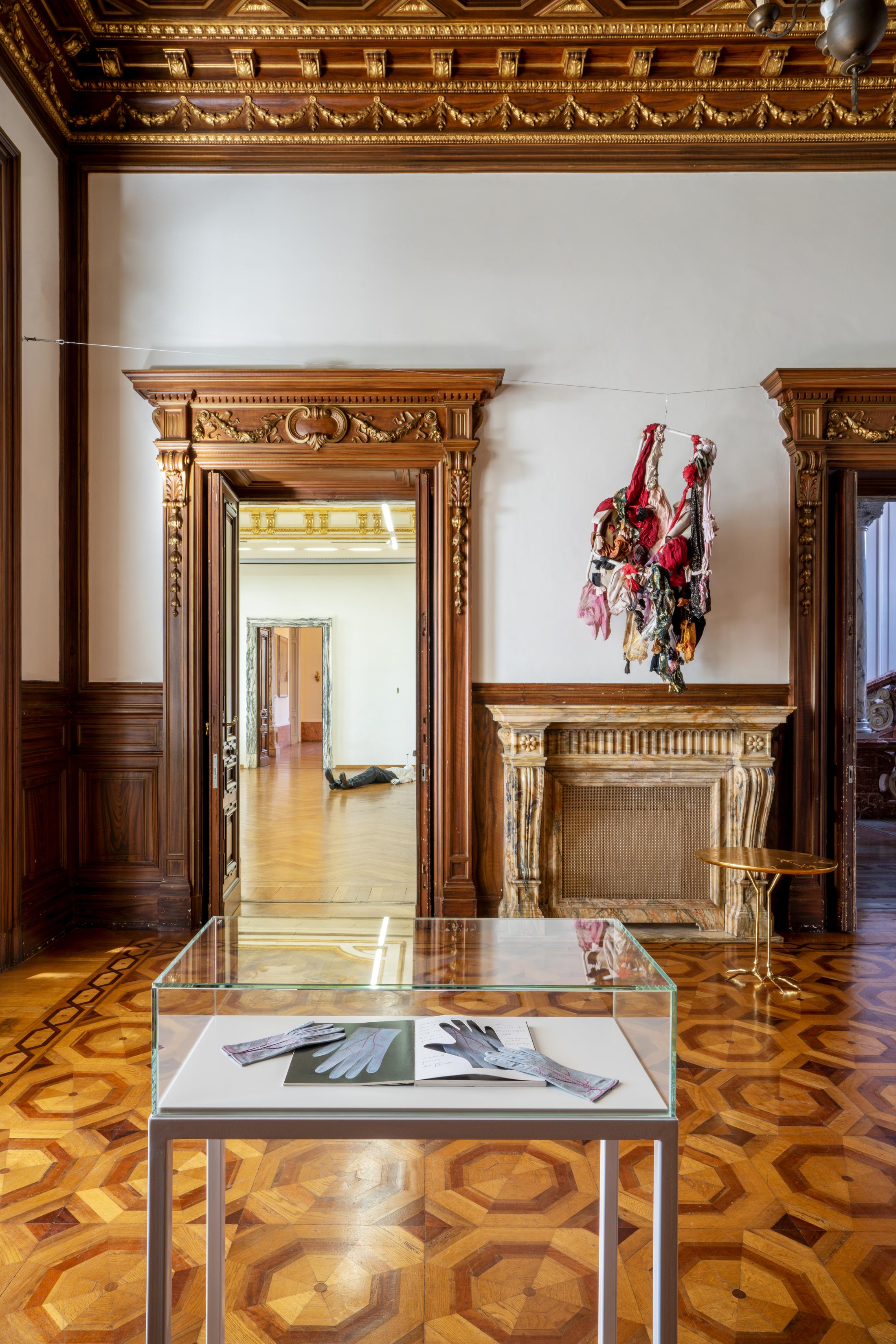 Exhibition View Group Show «L'arcobaleno riposa sulla strada» at Istituto Svizzero, Rome, 2022-2023 / Photo: OKNOstudio, Ela Bialkowska / Courtesy: the artists and Istituto Svizzero