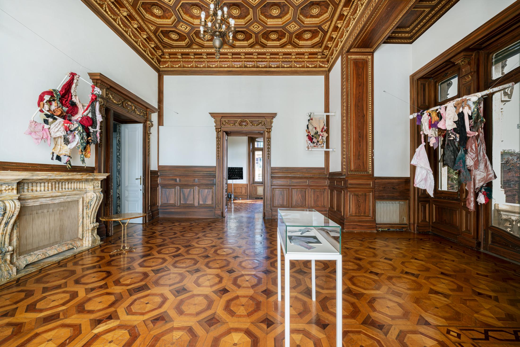 Exhibition View Group Show «L'arcobaleno riposa sulla strada» at Istituto Svizzero, Rome, 2022-2023 / Photo: OKNOstudio, Ela Bialkowska / Courtesy: the artists and Istituto Svizzero