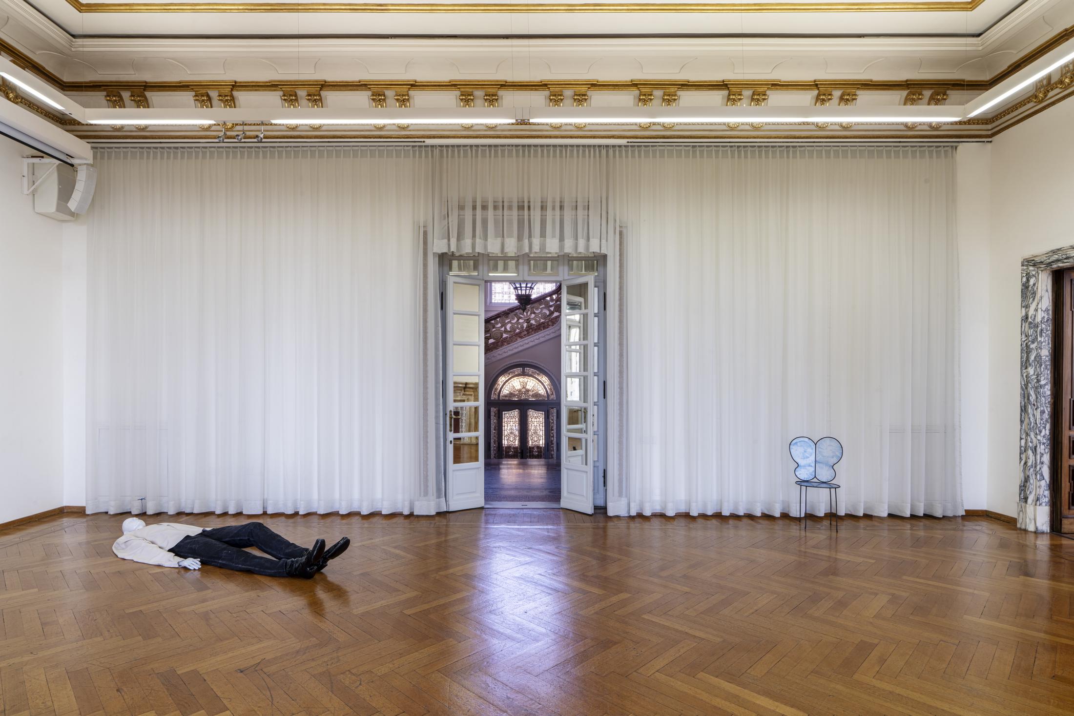 Exhibition View Group Show «L'arcobaleno riposa sulla strada; view on Pascale Birchler, Der Wanderer (The Wanderer), 2018, wood, modeling clay, glaze, pigments, textile, 60 × 48 × 70 cm» at Istituto Svizzero, Rome, 2022-2023 / Photo: OKNOstudio, Ela Bialkowska / Courtesy: the artist and Istituto Svizzero