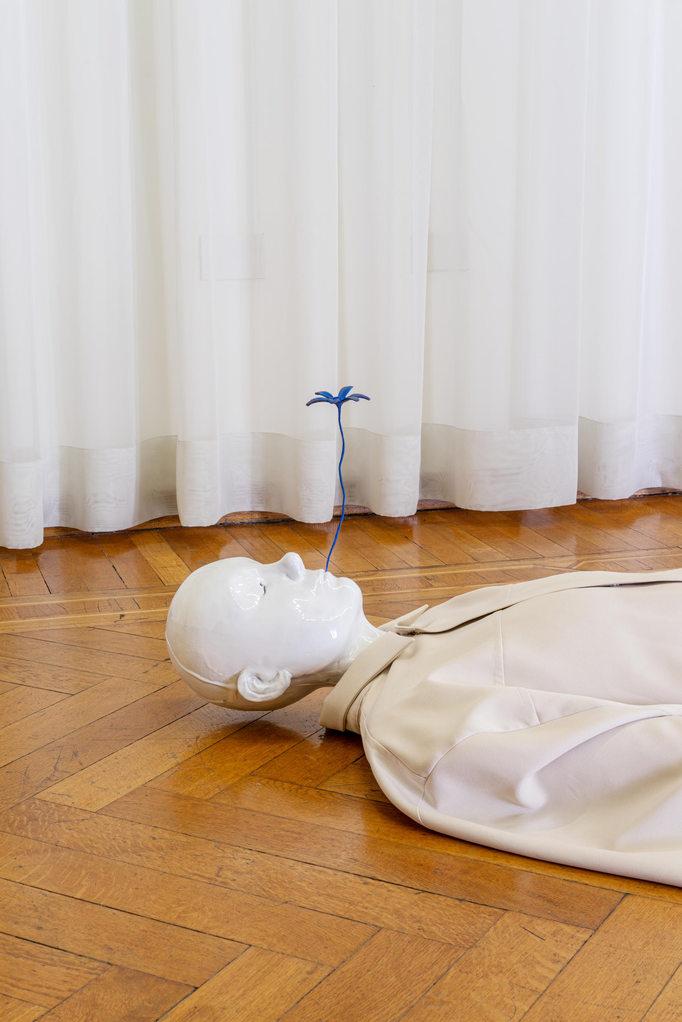 Exhibition View Group Show «L'arcobaleno riposa sulla strada; view on Pascale Birchler, Der Wanderer (The Wanderer), 2018, wood, modeling clay, glaze, pigments, textile, 60 × 48 × 70 cm» at Istituto Svizzero, Rome, 2022-2023 / Photo: OKNOstudio, Ela Bialkowska / Courtesy: the artist and Istituto Svizzero