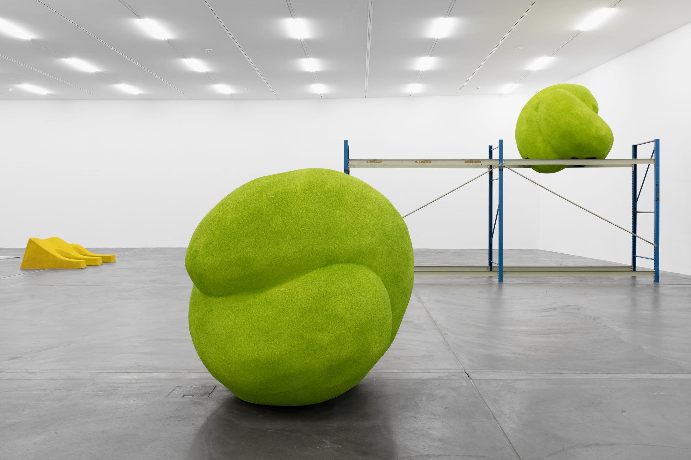 Exhibition view, Lena Henke „An Idea of Late German Sculpture; To the People of New York, 2018“, Kunsthalle Zürich, 2018 / Photo: Gunnar Meier Photography