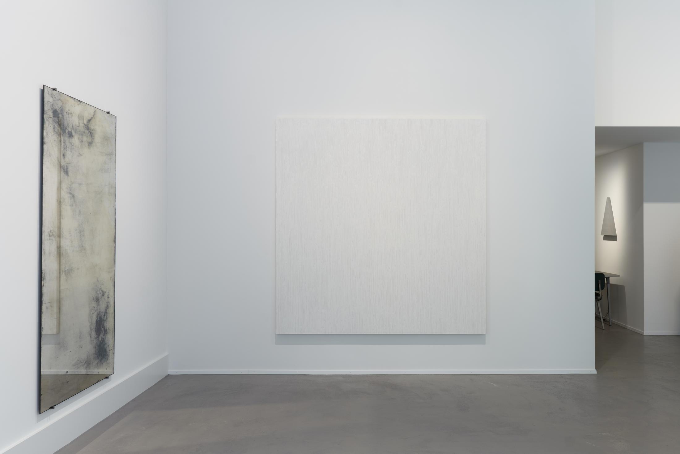 Exhibition View Group Show «Line Up; view on Su-Mei Tse, Faded IV, 2014 (left) and Callum Innes, Resonance no. 1, 2019 (right)» at Galerie Tschudi, Zurich, 2022 / Photo: Max Ehrengruber / Courtesy: the artists and Galerie Tschudi