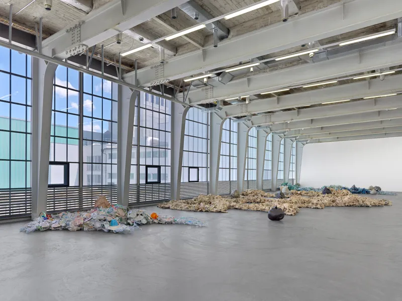 Exhibition View Liz Larner Solo Show «below above» at Kunsthalle Zürich, Zurich, 2022 / Photo: Annik Wetter / Courtesy: the artist and Kunsthalle Zürich