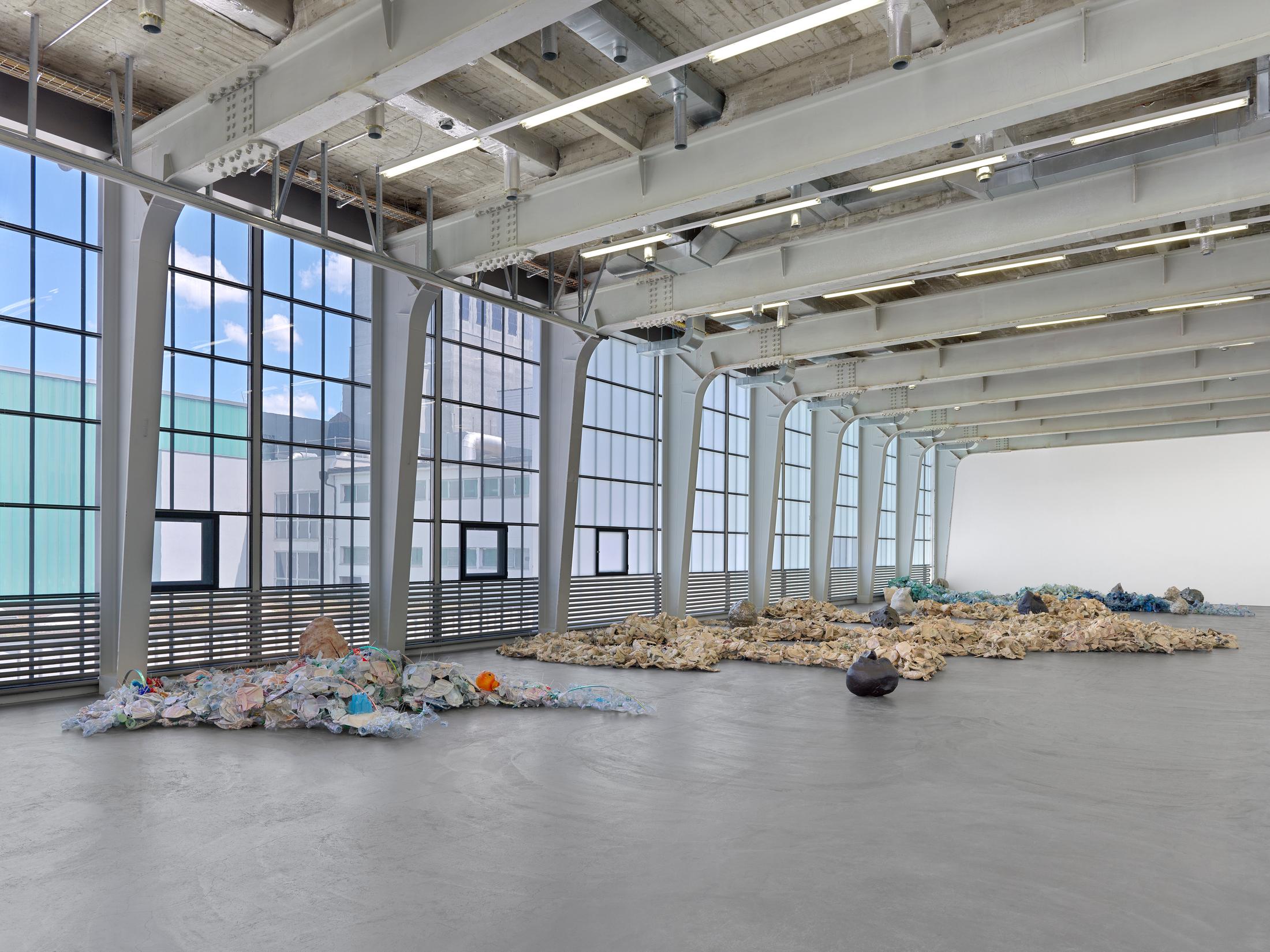 Exhibition View Liz Larner Solo Show «below above» at Kunsthalle Zürich, Zurich, 2022 / Photo: Annik Wetter / Courtesy: the artist and Kunsthalle Zürich